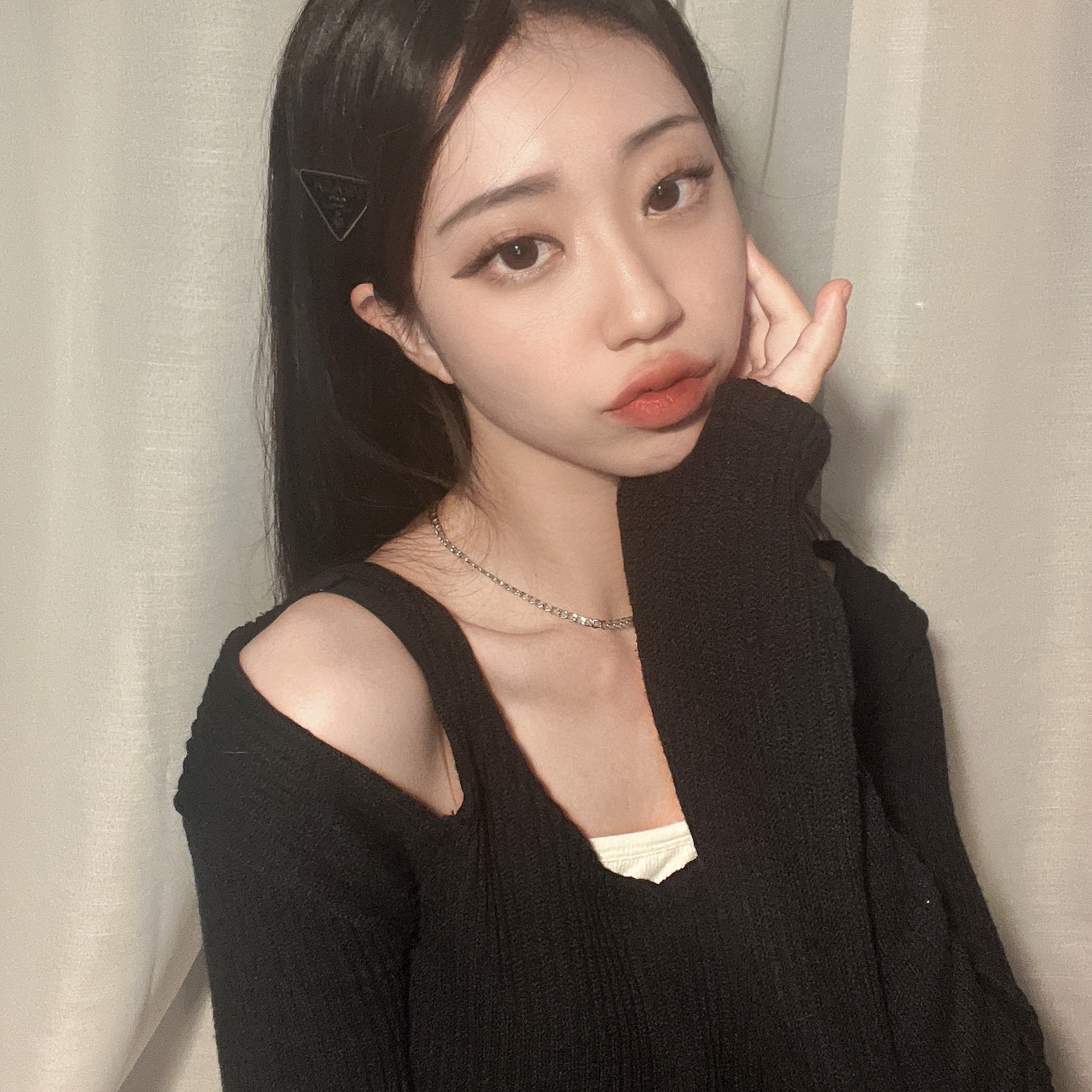 (W) Prada Metal Hair Clips Black 착용 스타일 - 1