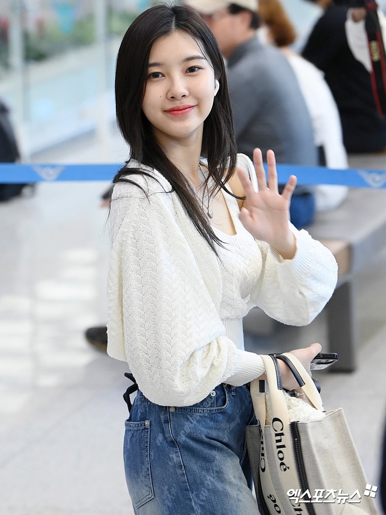 Chloe Woody Mini Tote Bag White Blue 착용 스타일