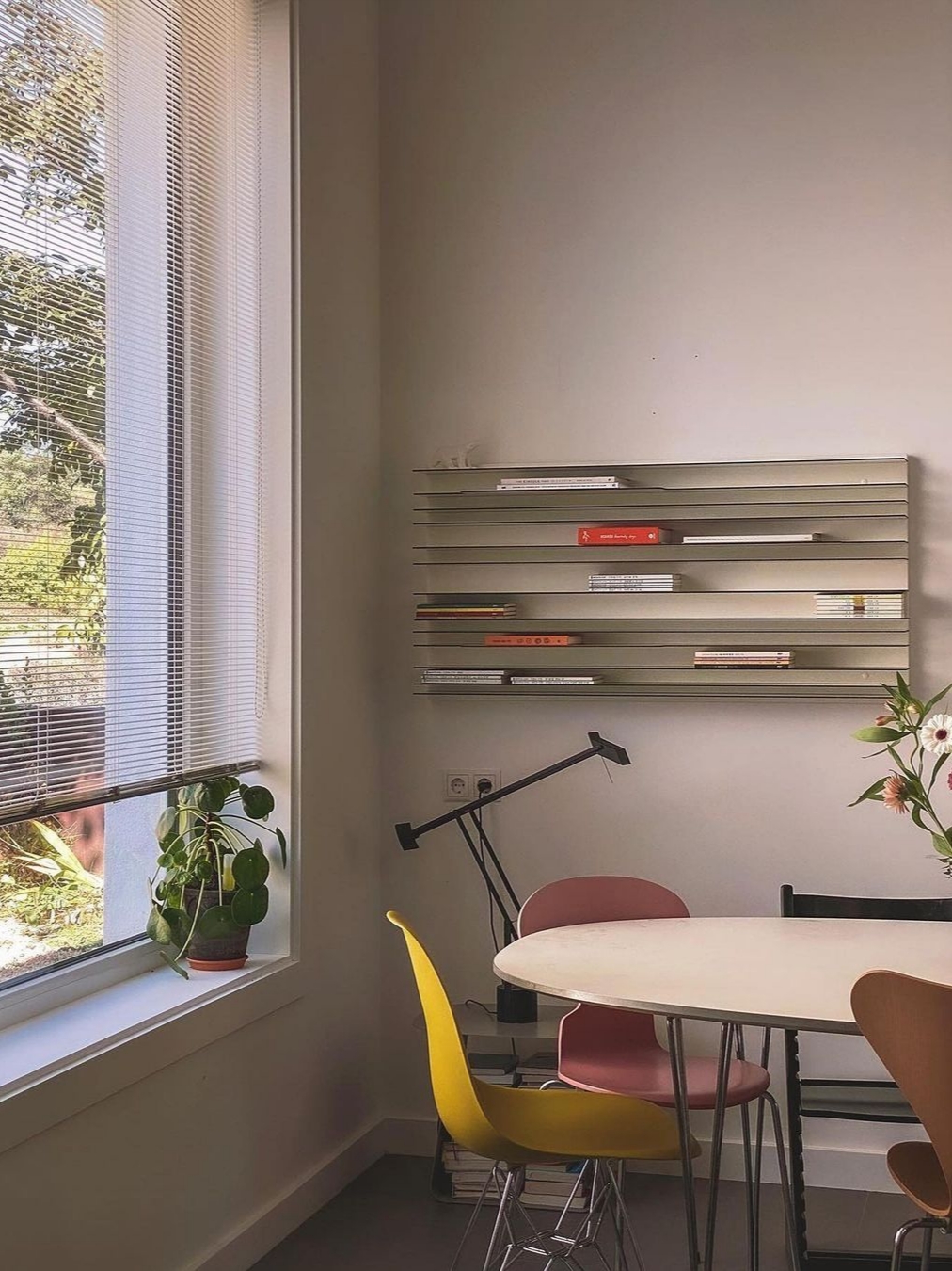 Spectrum Paperback Wallsystem 120cm White, Artemide Tizio Black 착용 스타일