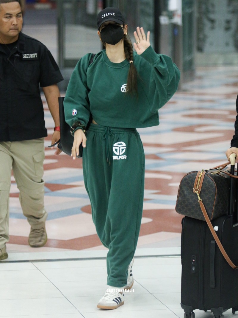 Adidas x Pharrell Williams Humanrace Samba Cloud White Night Grey, (W) Celine Baseball Cap in Cotton Black 착용 스타일 - 1