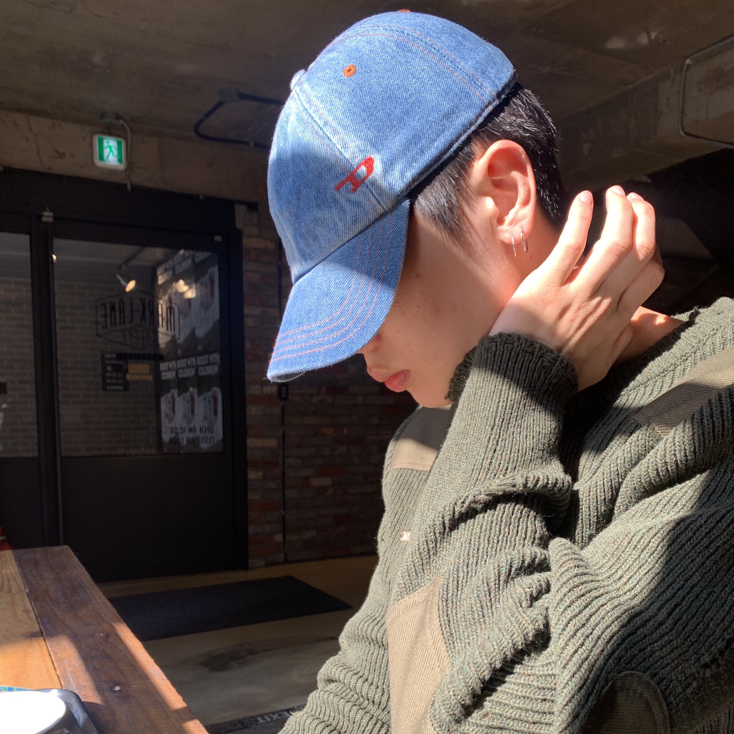 디젤 C-립-2 데님 베이스볼 캡 블루, 젠틀 몬스터 x 떠그 클럽 테크노 01 블랙 착용 스타일 - 2