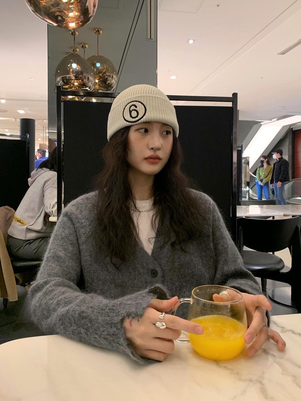 (W) MM6 Maison Margiela 6 Logo Beanie Hat White 착용 스타일