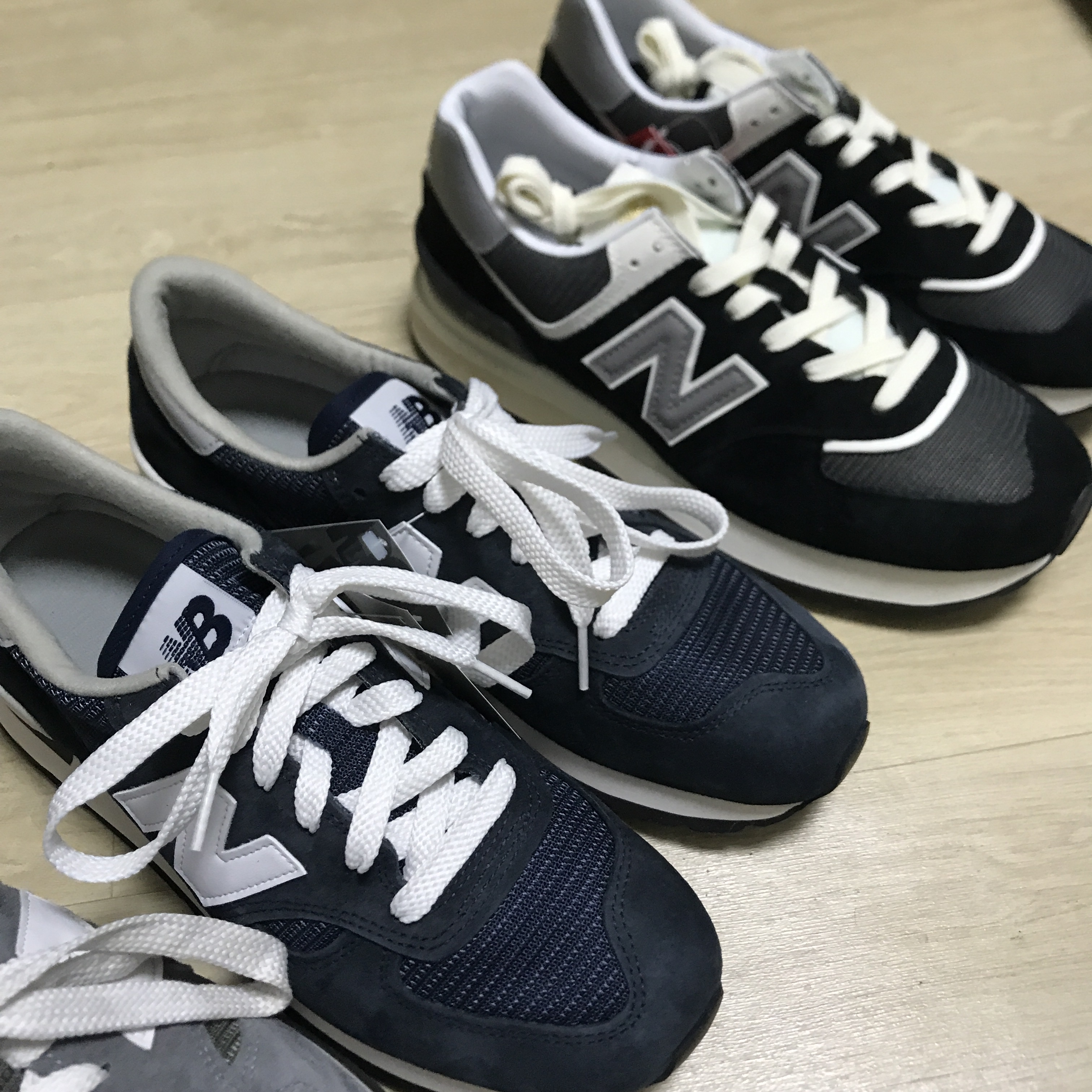 뉴발란스 990v1 메이드 인 USA 그레이 화이트, 뉴발란스 990v1 메이드 인 USA 네이비 착용 스타일 - 2