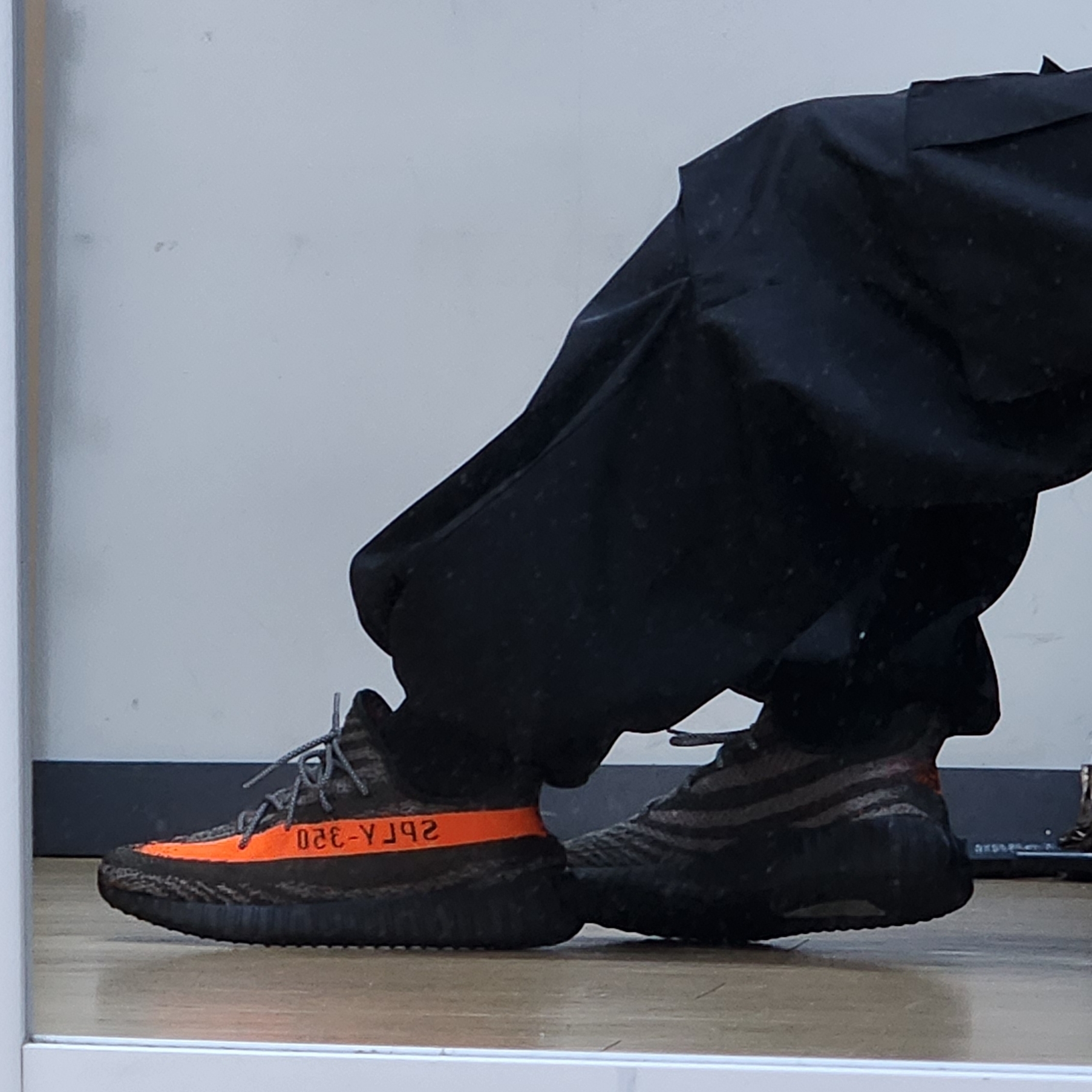 Adidas Yeezy Boost 350 V2 Carbon Beluga 착용 스타일