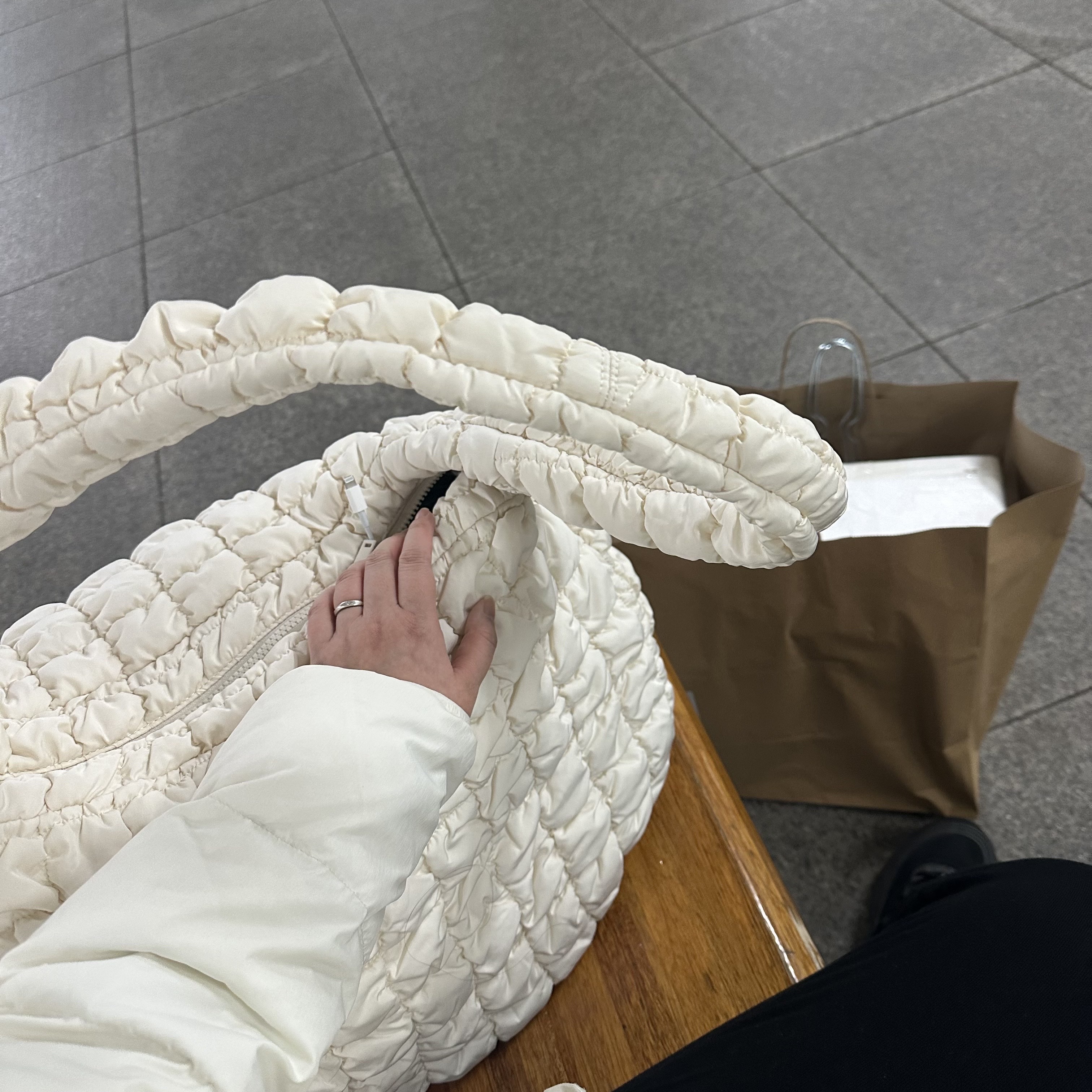 COS Quilted Oversized Shoulder Bag Off White Light Beige 착용 스타일