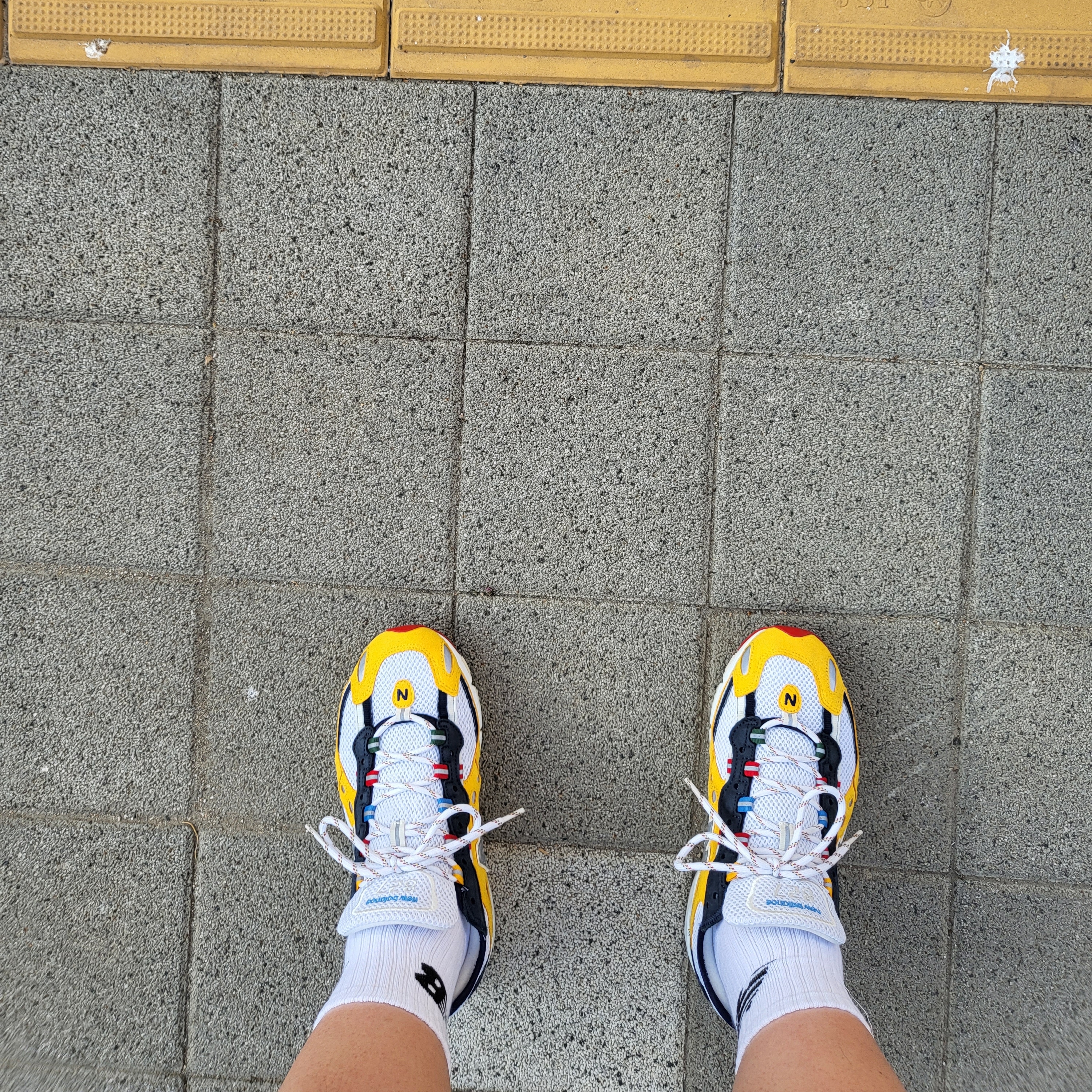 New Balance x Aime Leon Dore 827 Abzorb Yellow 착용 스타일