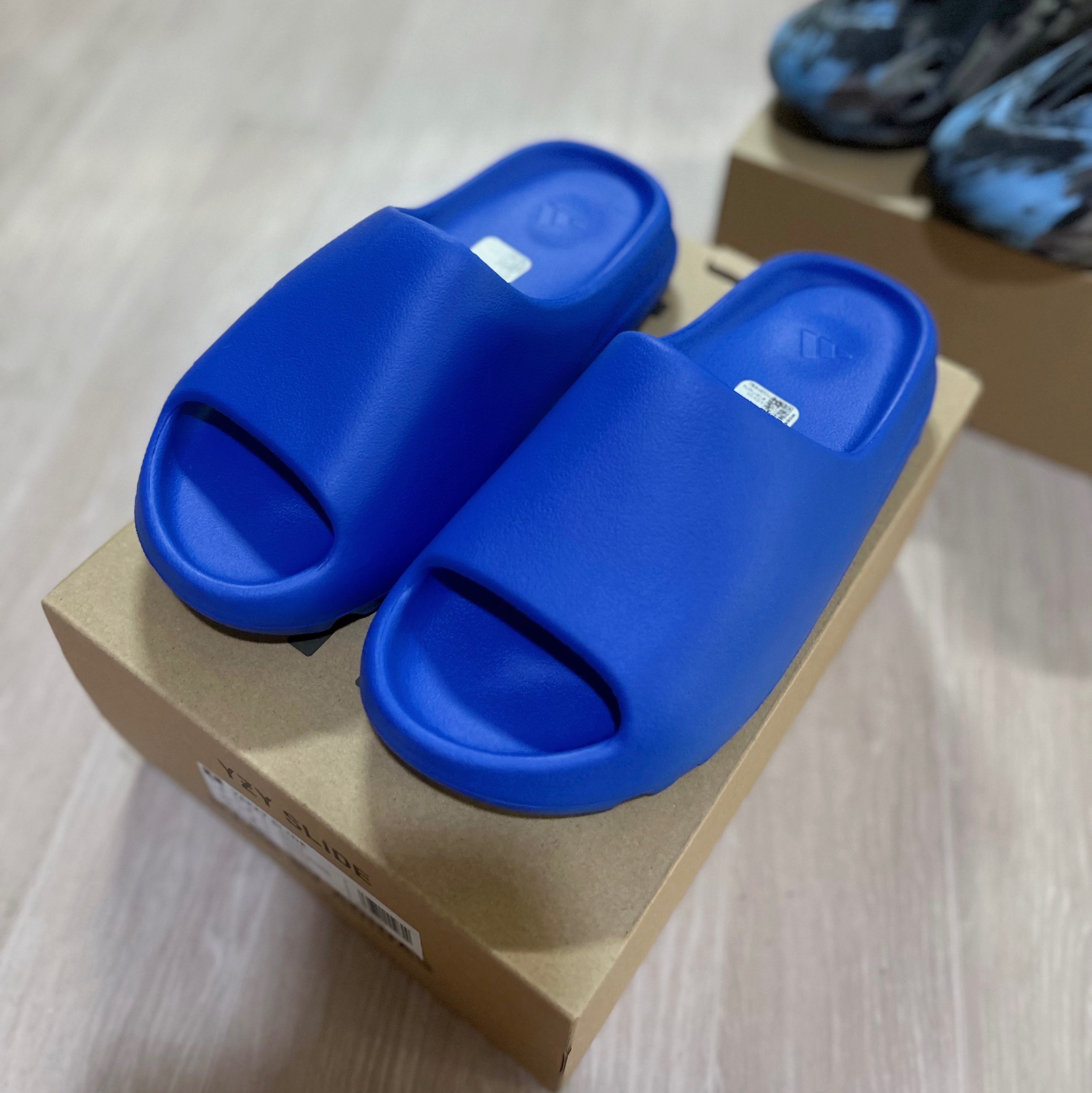 Adidas Yeezy Slide Azure 착용 스타일 - 1