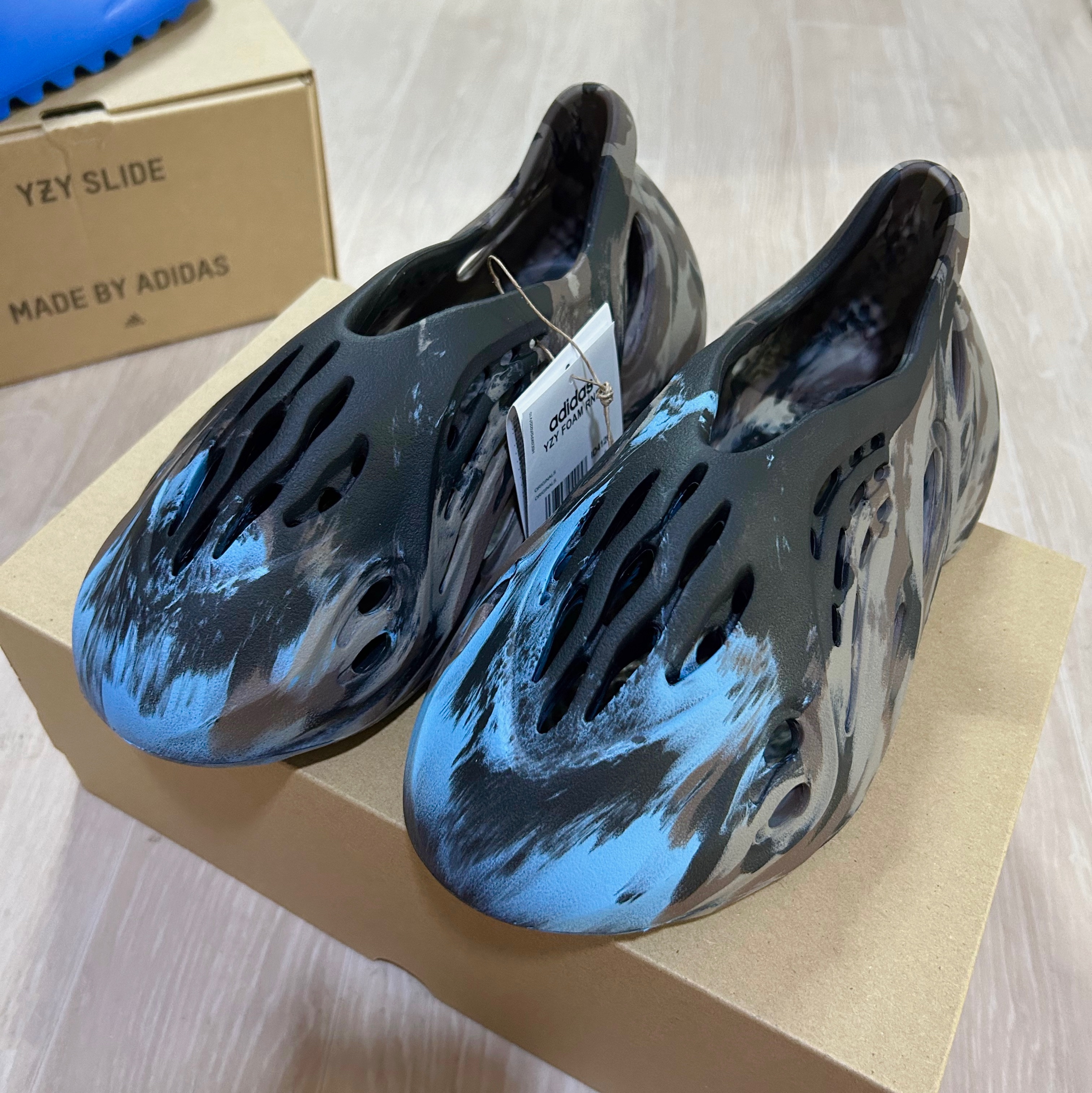 Adidas Yeezy Foam RNNR MX Cinder 착용 스타일 - 1
