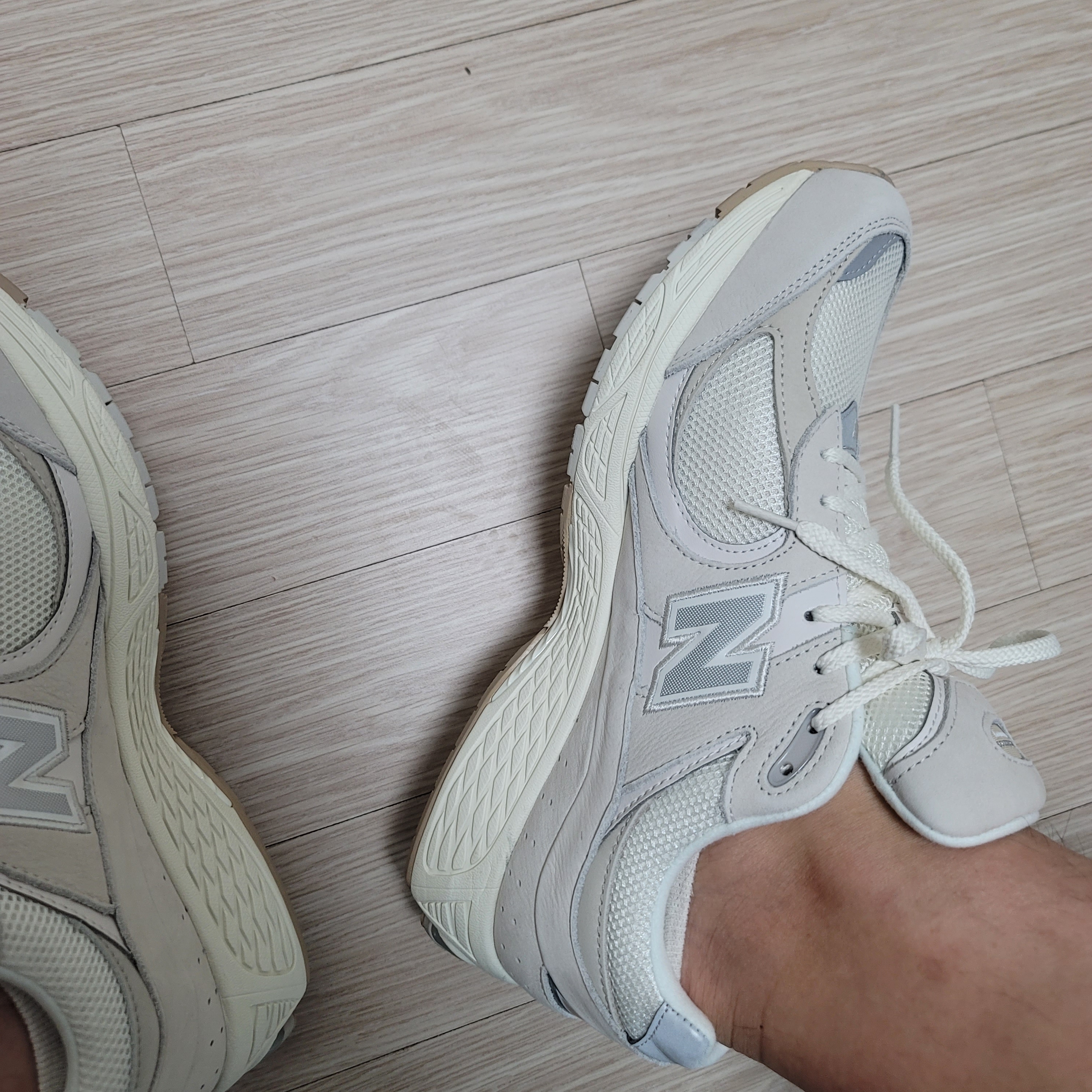 New Balance 2002R White Ivory 착용 스타일