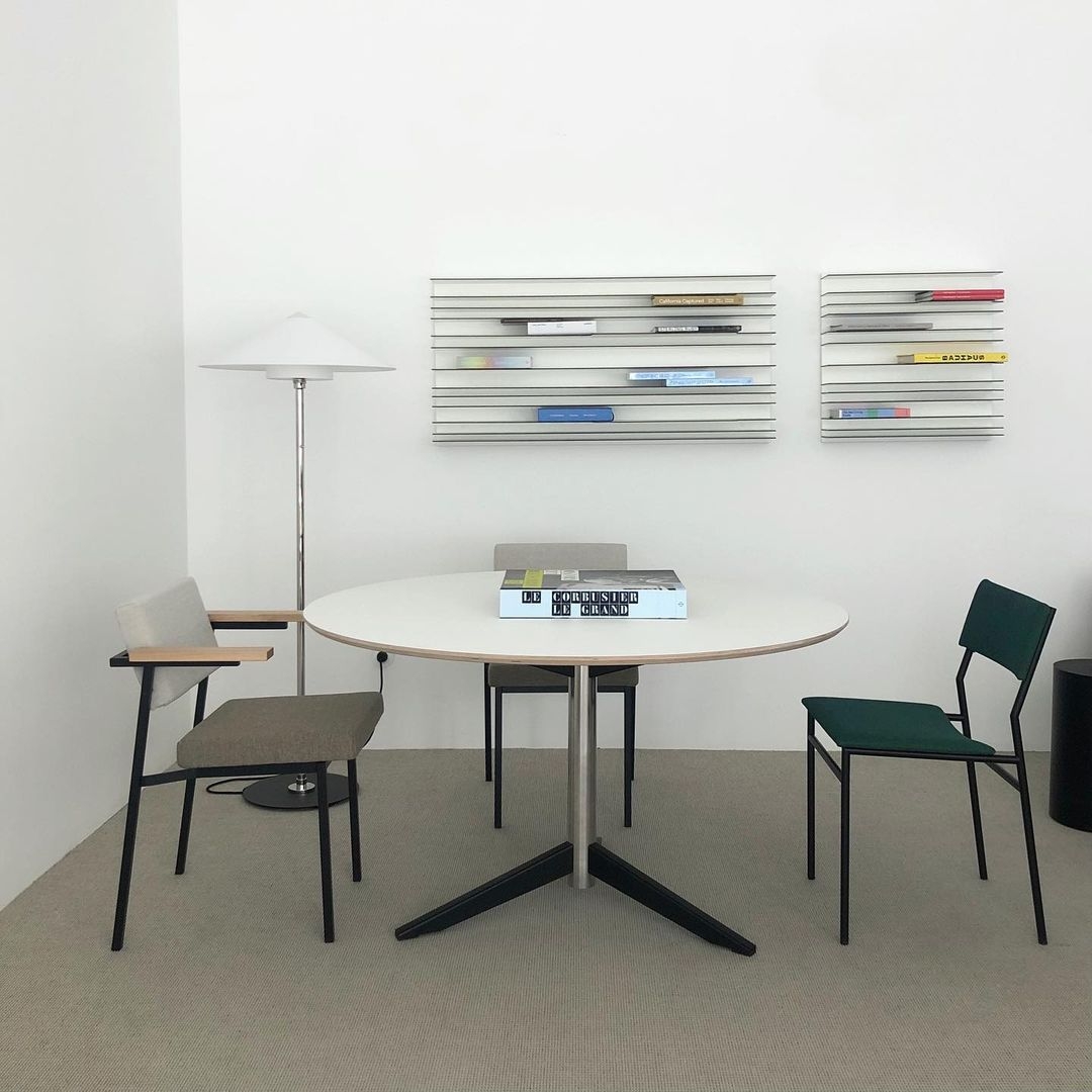 Spectrum Paperback Wallsystem 120cm White 착용 스타일 - 1