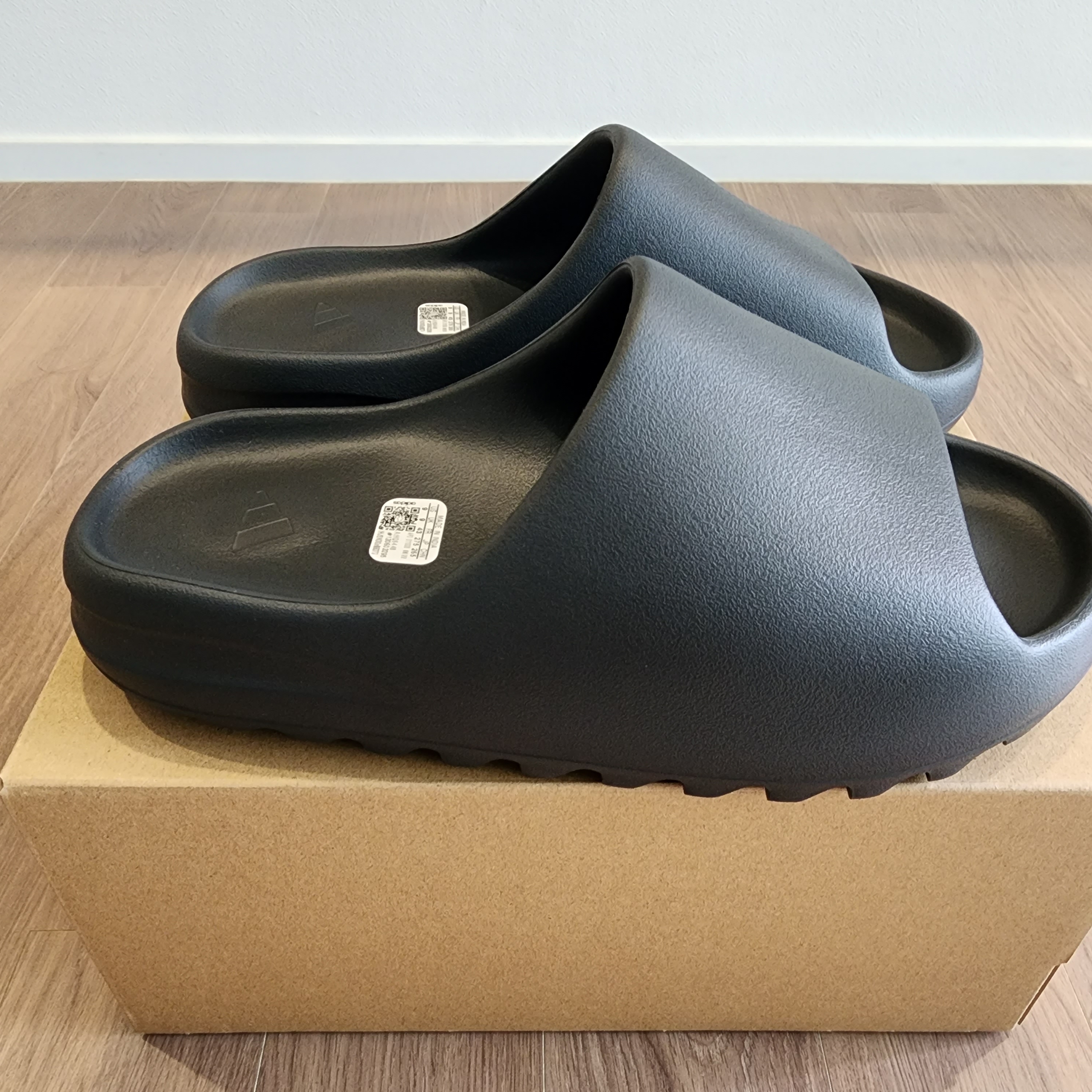 Adidas Yeezy Slide Onyx 착용 스타일 - 2