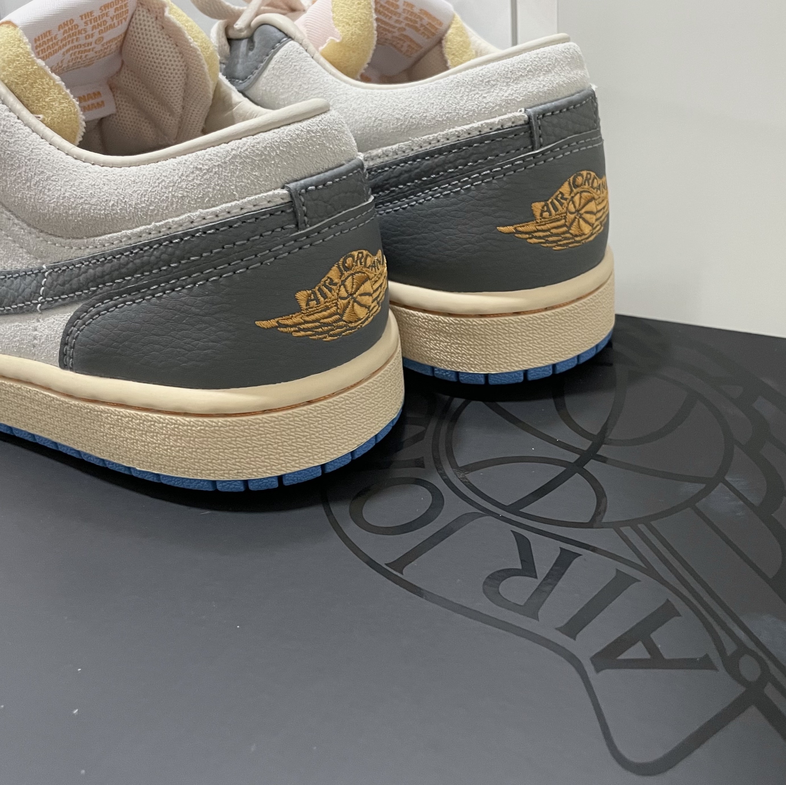 Jordan 1 Low SE Tokyo 96 착용 스타일 - 2