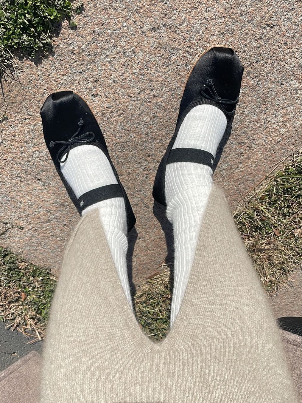 (W) Miu Miu Satin Ballerinas Black 착용 스타일