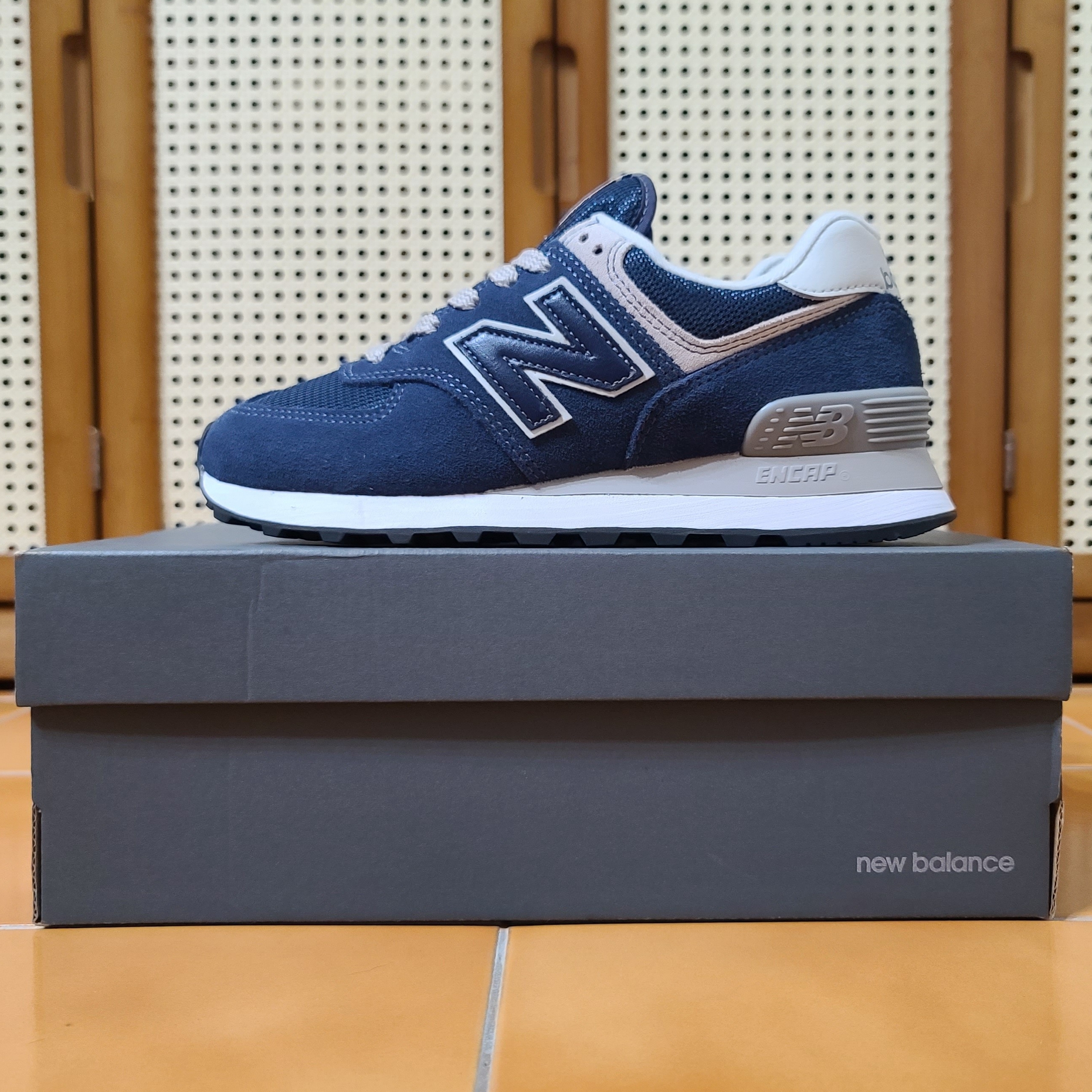 New Balance 574 Navy - D Standard 착용 스타일 - 1