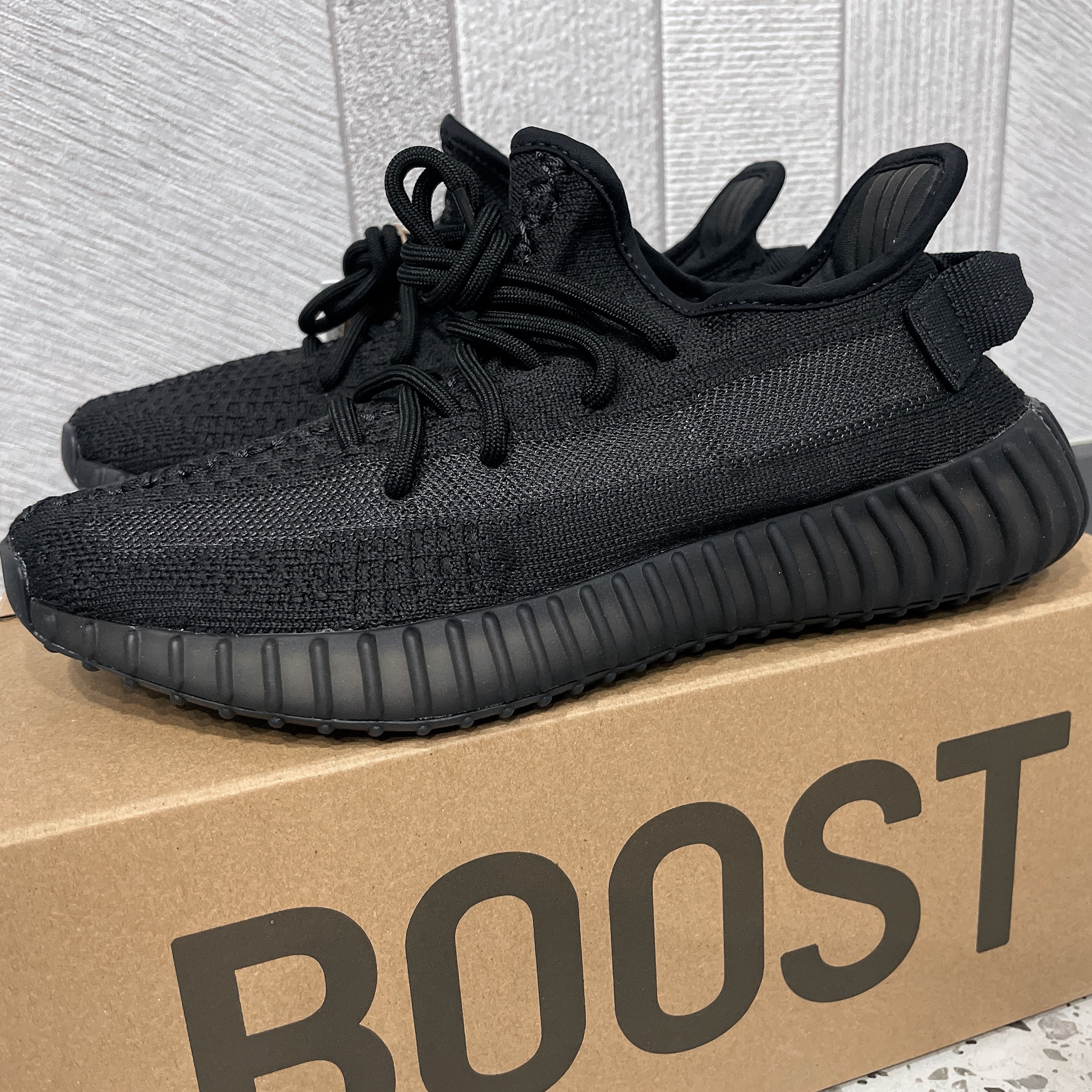 Adidas Yeezy Boost 350 V2 Onyx 착용 스타일 - 2