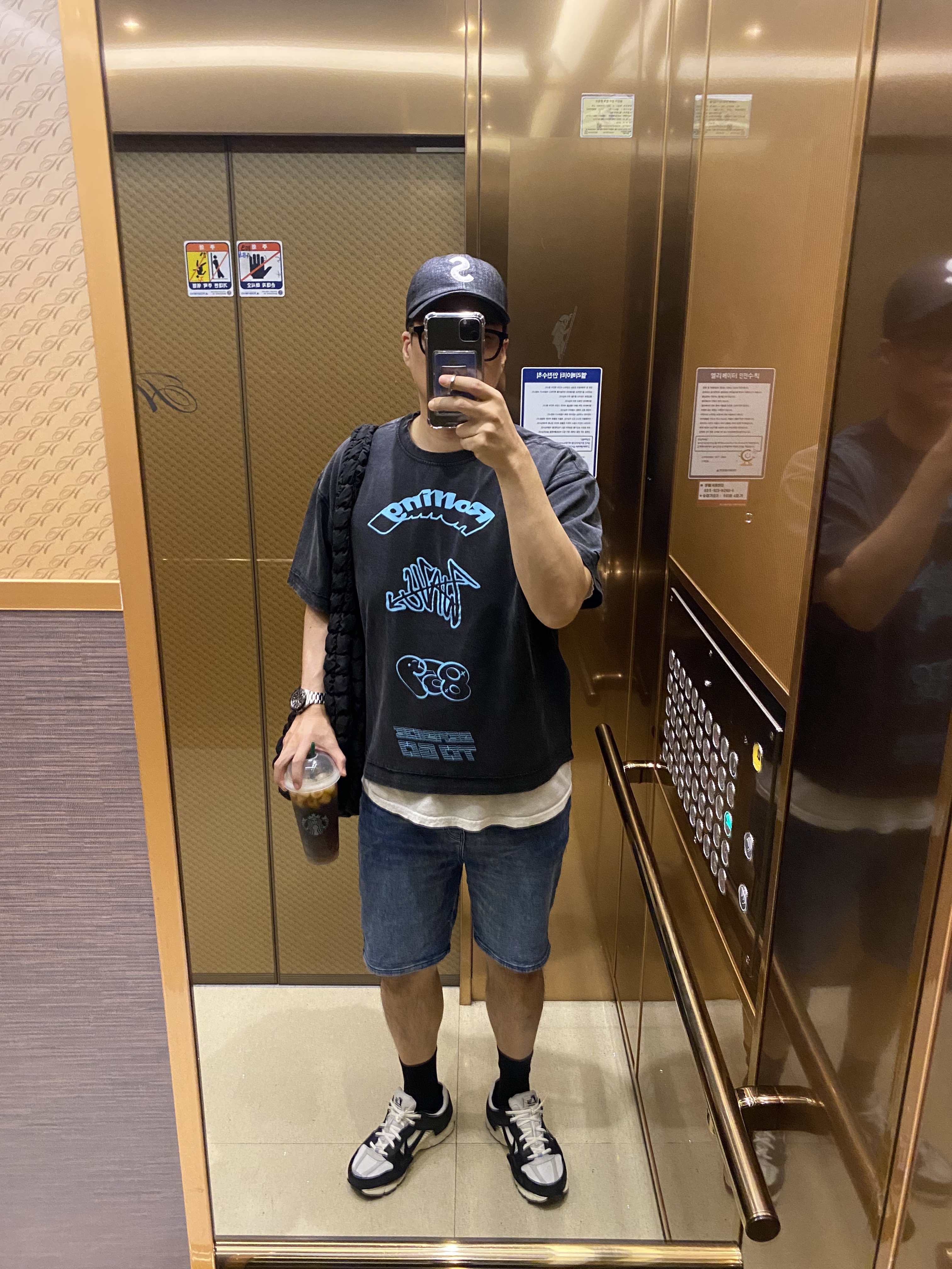 (W) Nike Zoom Vomero 5 Wolf Grey and Black, Supreme Raffia S Logo 6-Panel Black - 22SS 착용 스타일