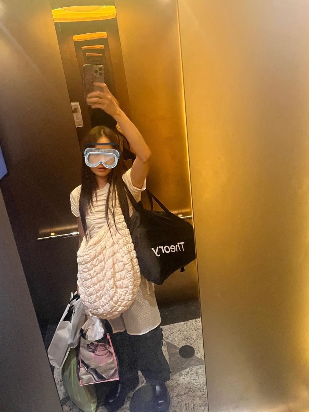 COS Quilted Oversized Shoulder Bag Off White Light Beige 착용 스타일