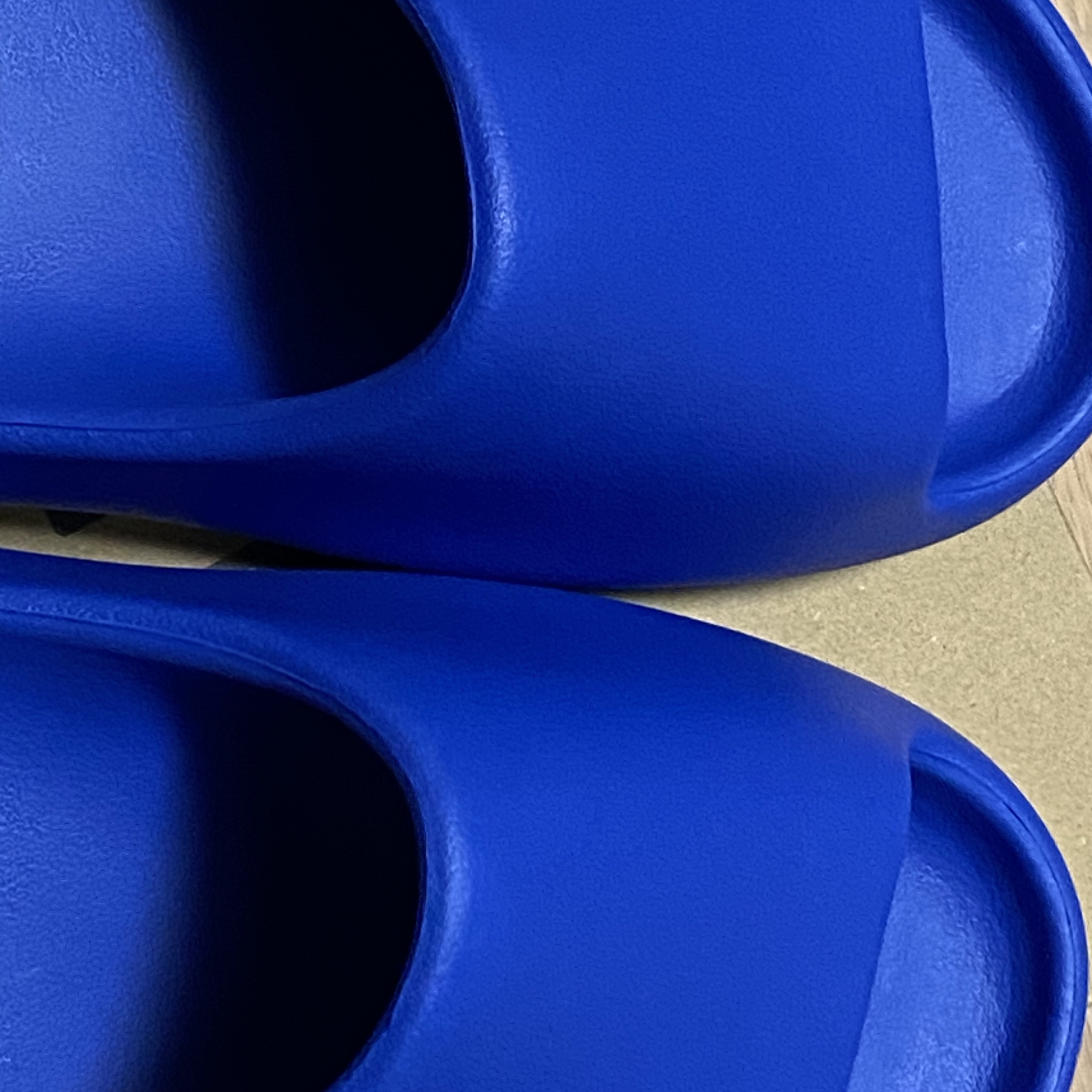Adidas Yeezy Slide Azure 착용 스타일 - 3