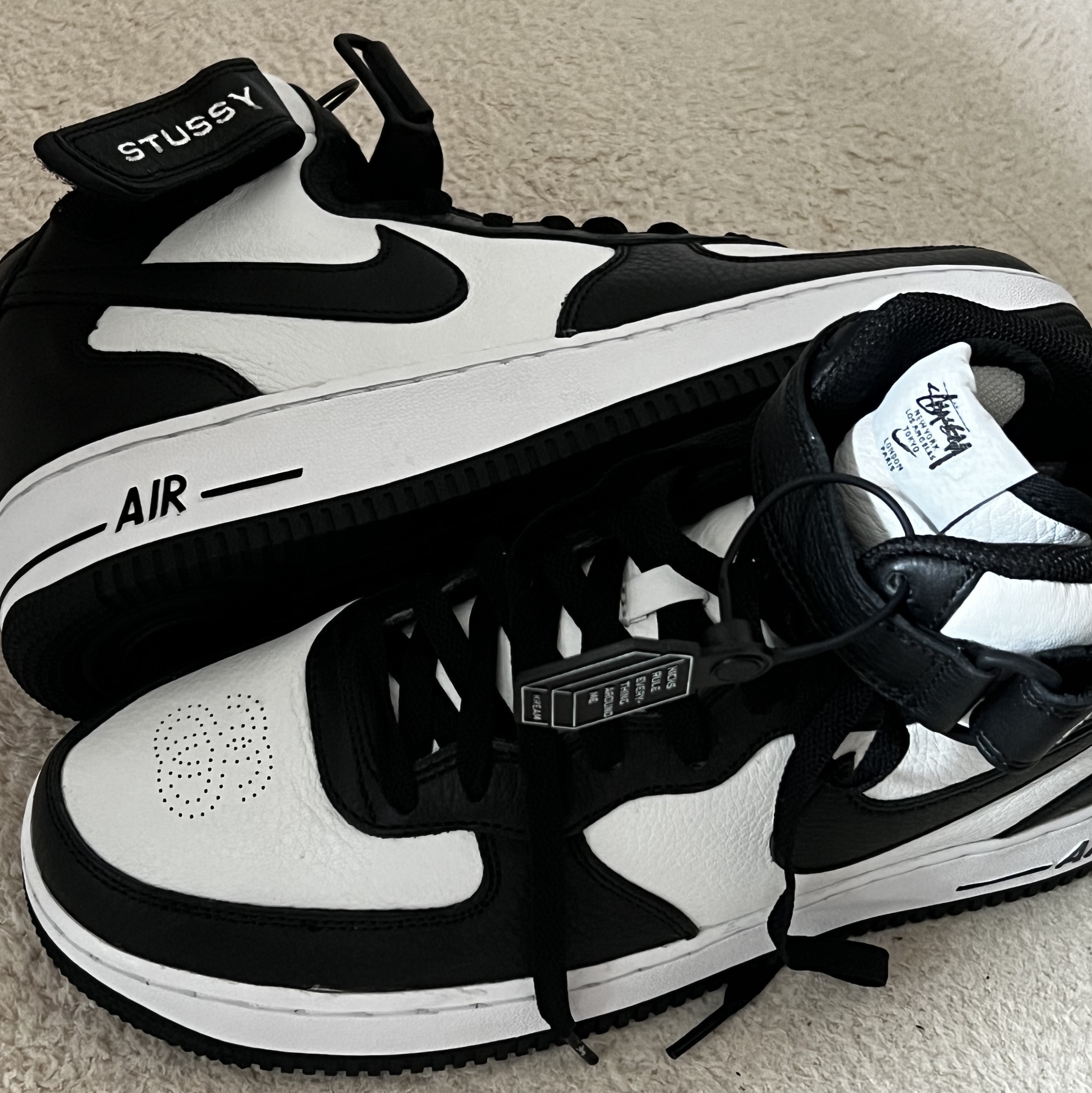 Nike x Stussy Air Force 1 '07 Mid SP Black and Light Bone 착용 스타일 - 2