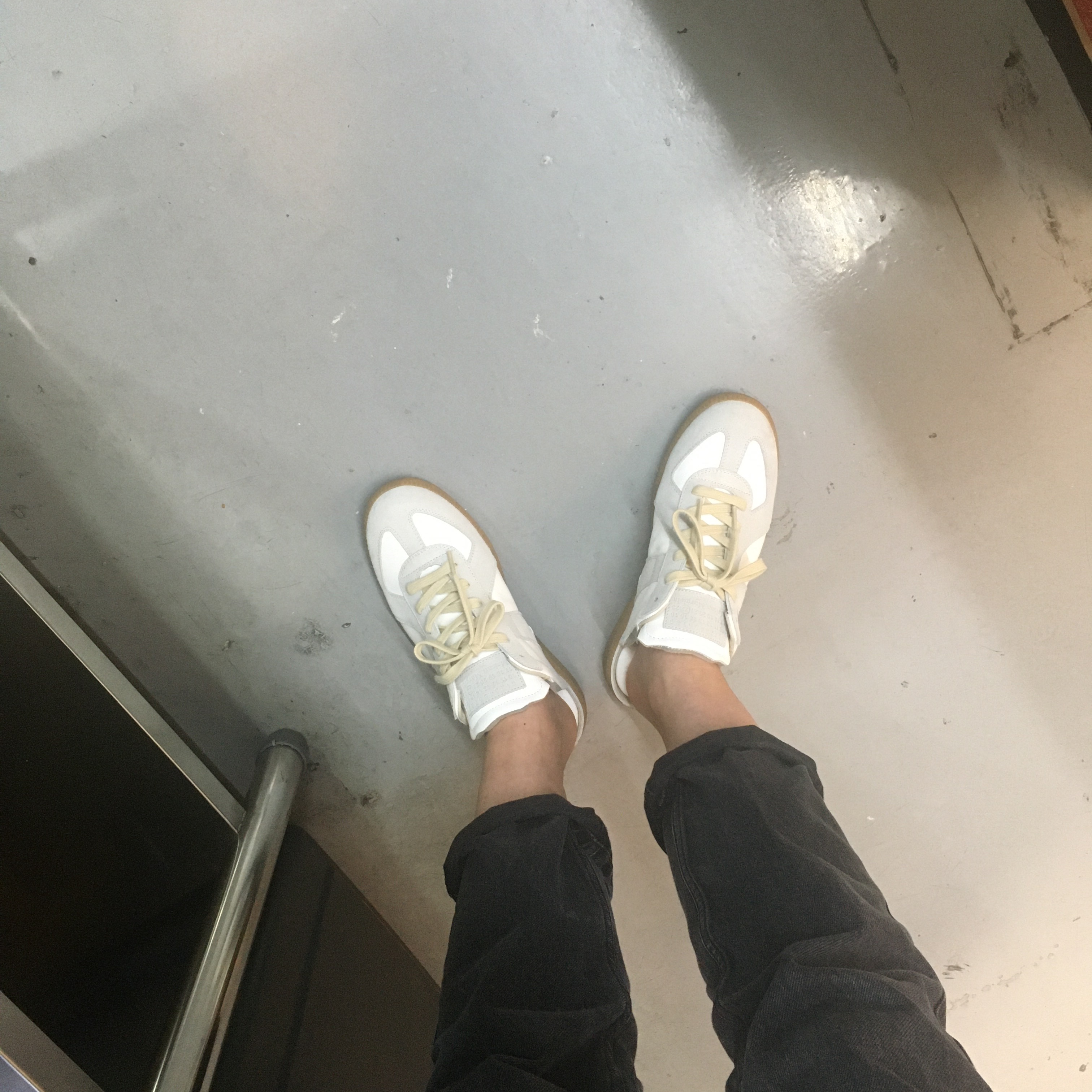 (W) Maison Margiela Replica Cut-Out Sneakers Light Grey 착용 스타일