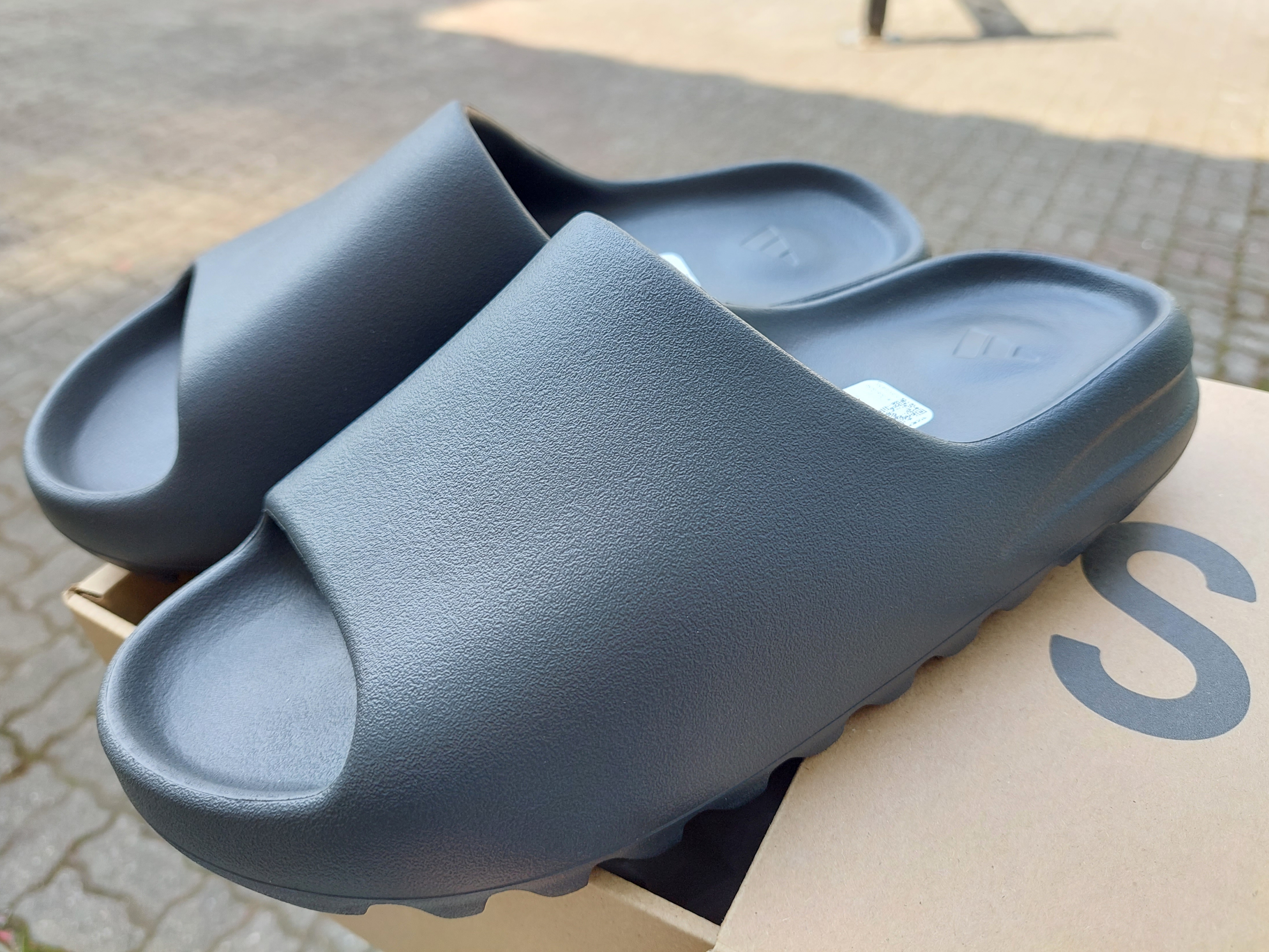 Adidas Yeezy Slide Onyx 착용 스타일