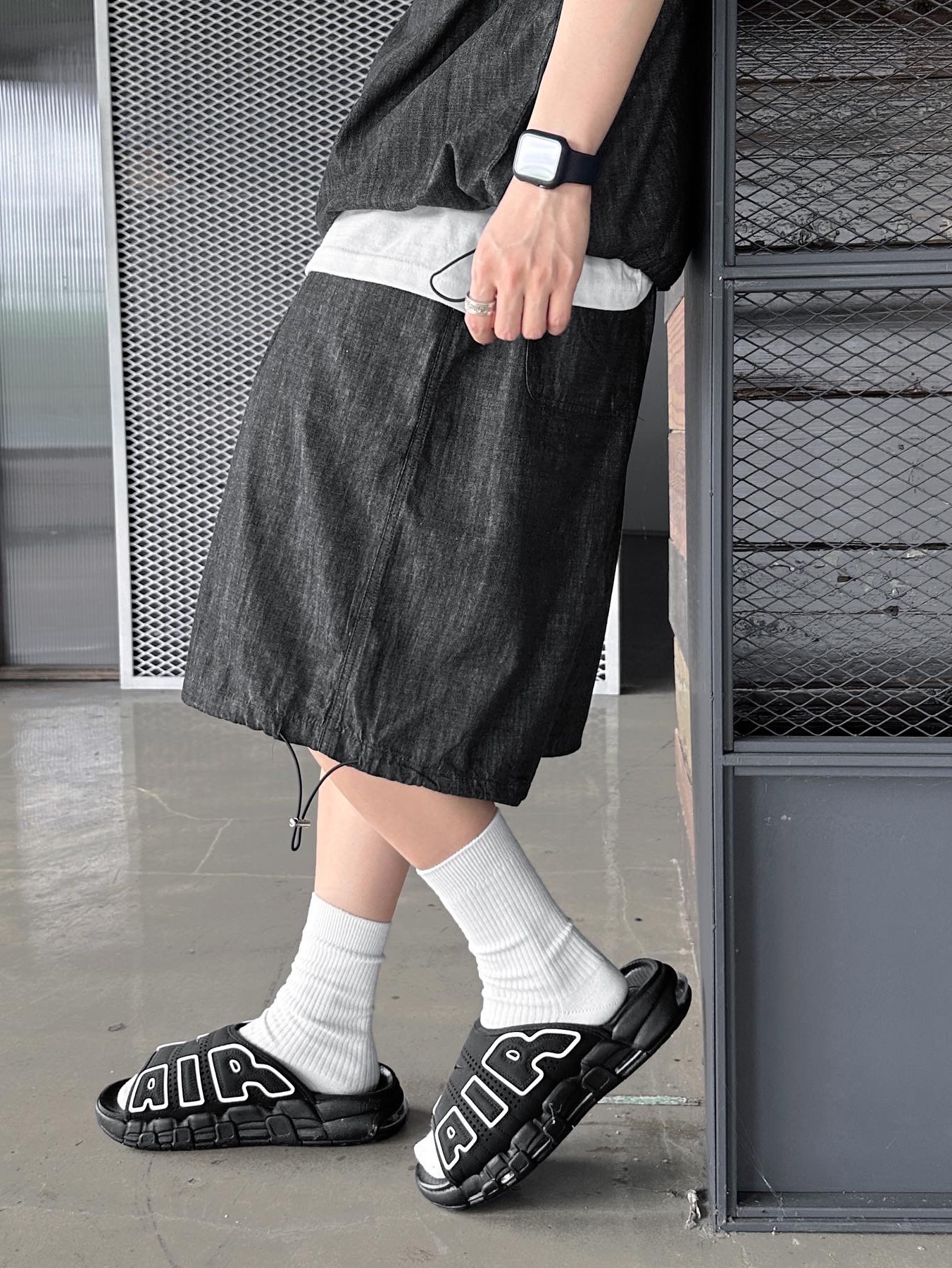 Nike Air More Uptempo Slide Black White 착용 스타일 - 4