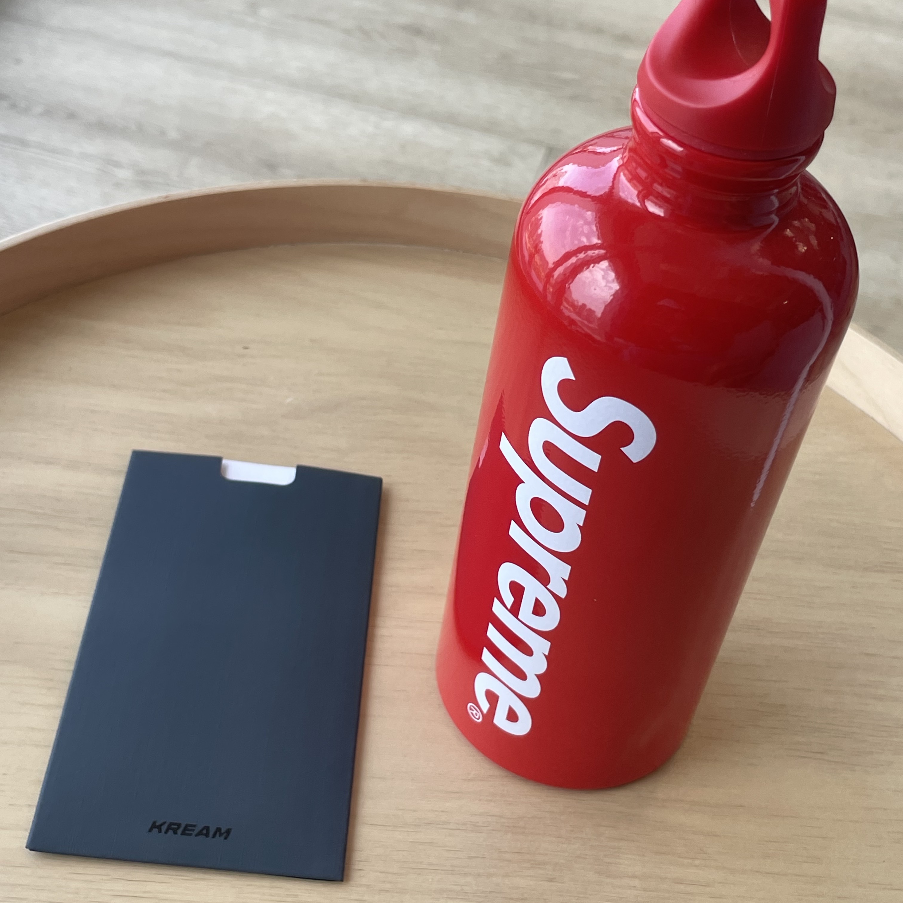 Supreme x Sigg Traveller 0.6L Water Bottle Red - 23SS 착용 스타일 - 2