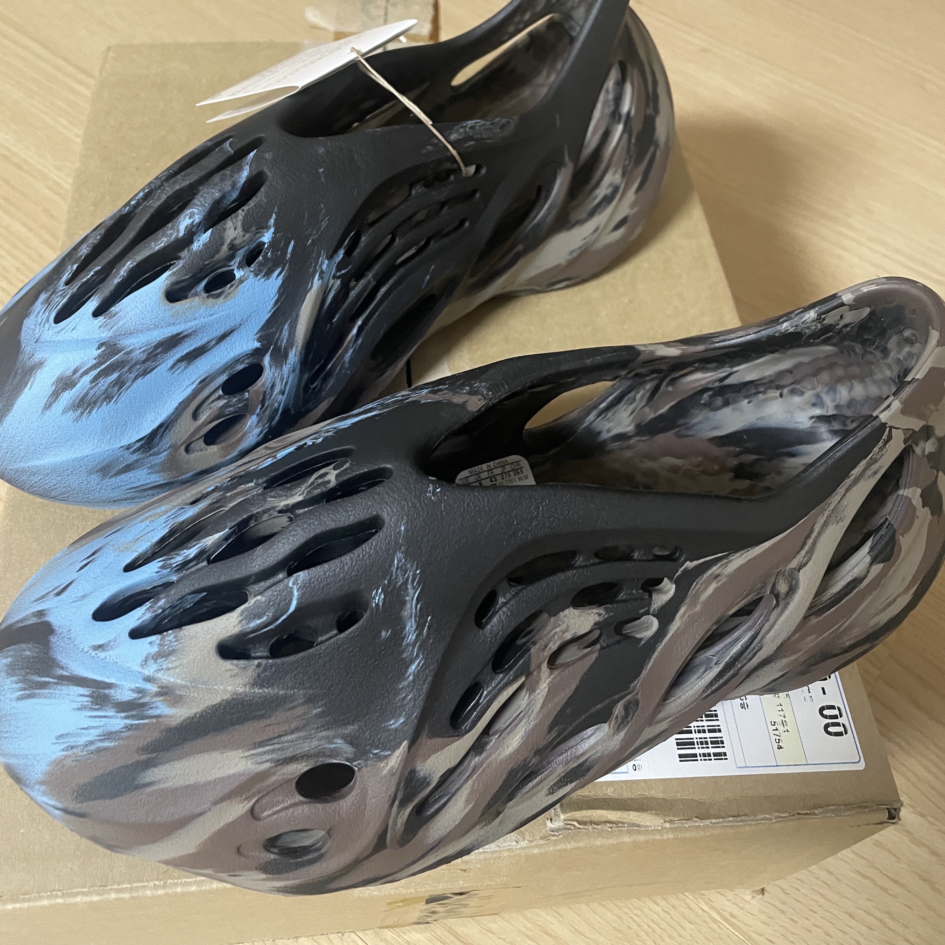 Adidas Yeezy Foam RNNR MX Cinder 착용 스타일