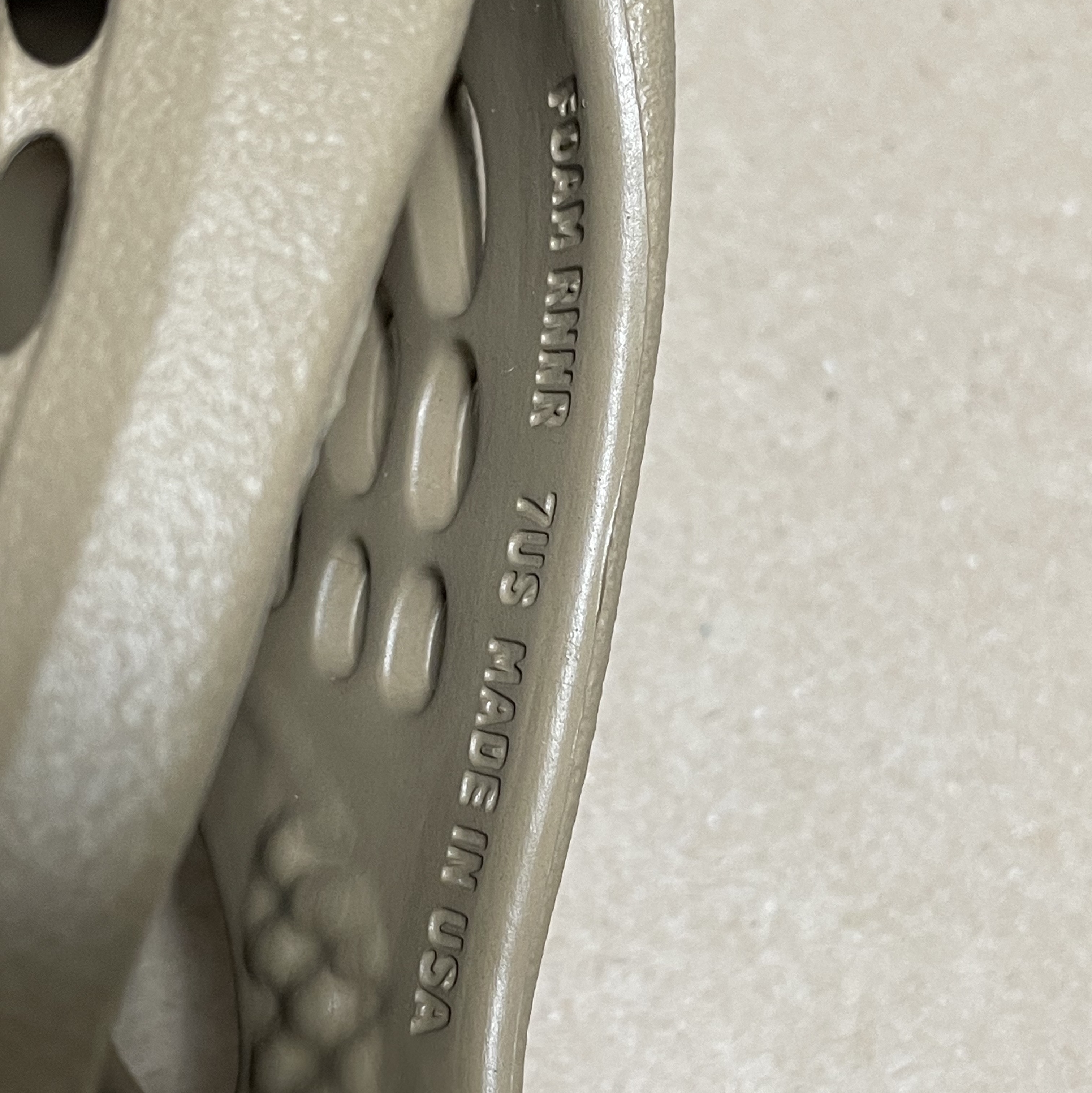 Adidas Yeezy Foam RNNR Clay Taupe 착용 스타일 - 5