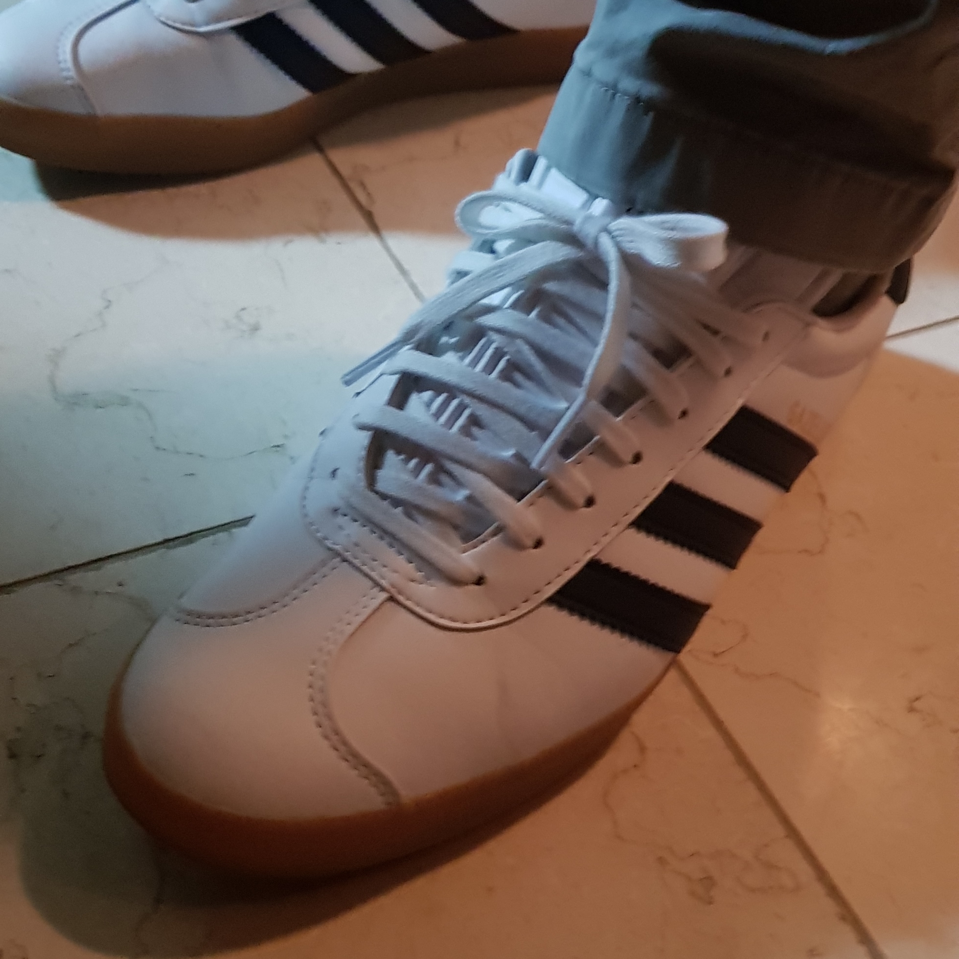 Adidas Gazelle White Collegiate Navy 착용 스타일