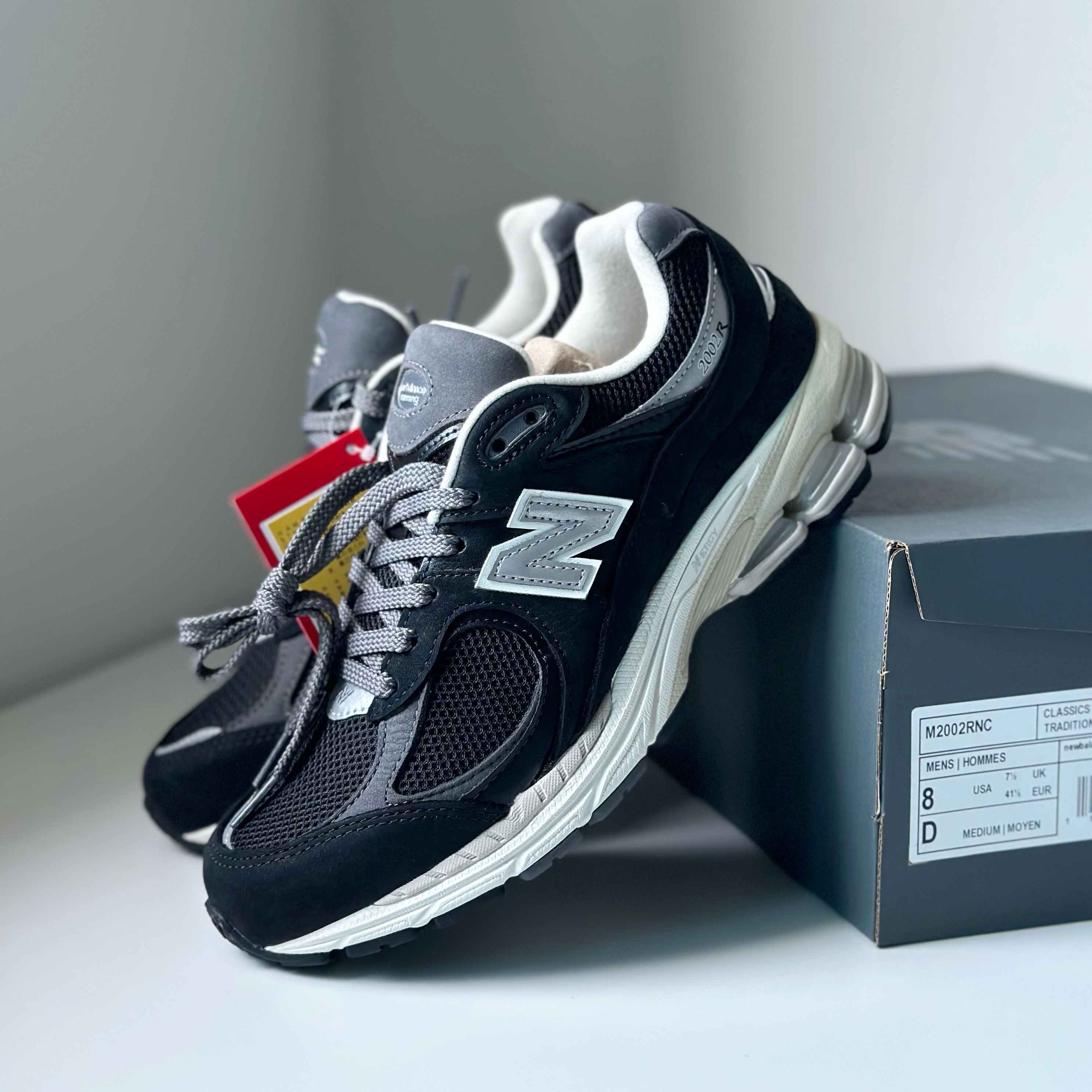 New Balance 2002R Premium Vintage Black 착용 스타일