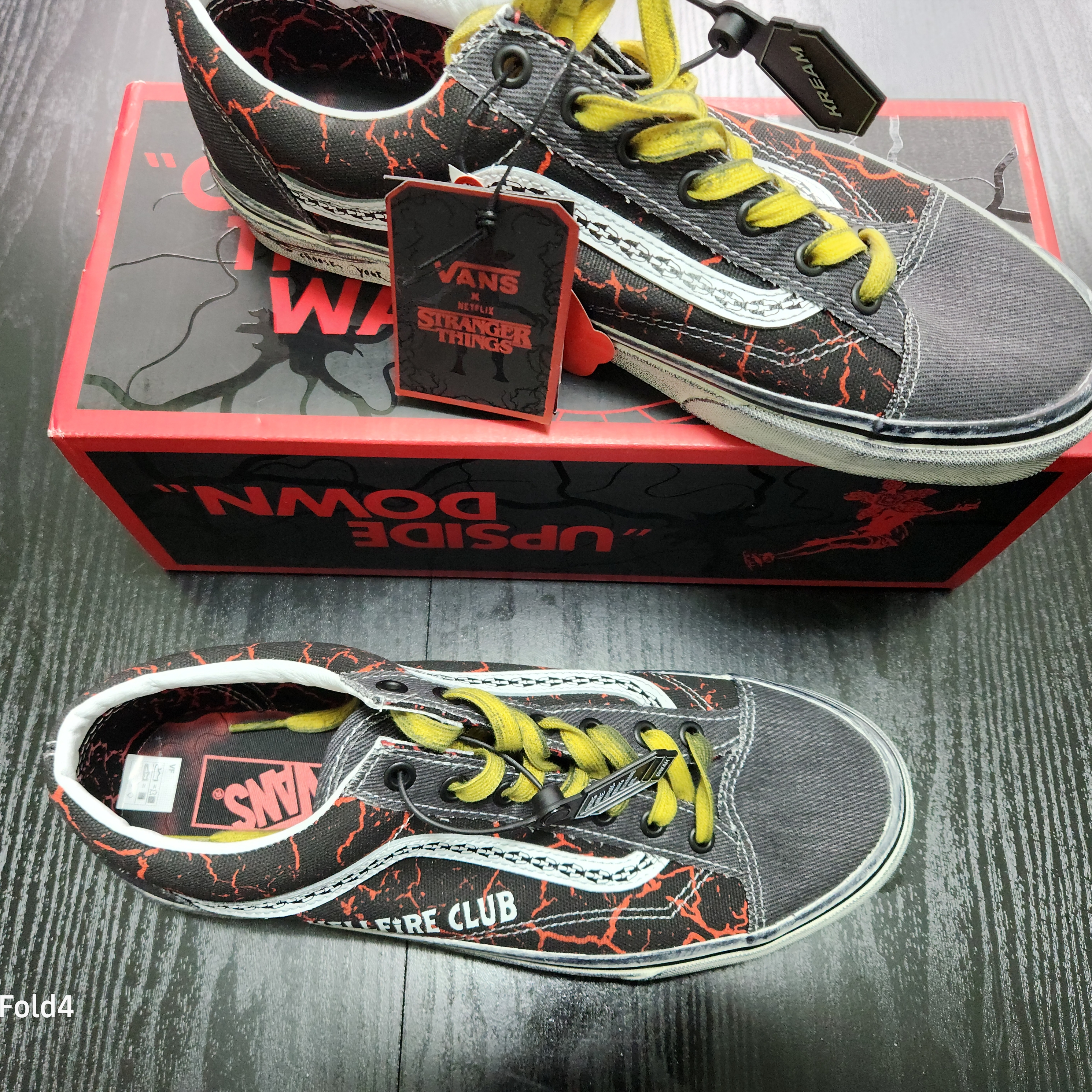 Vans x Stranger Things Style 36 Black Red 착용 스타일 - 1