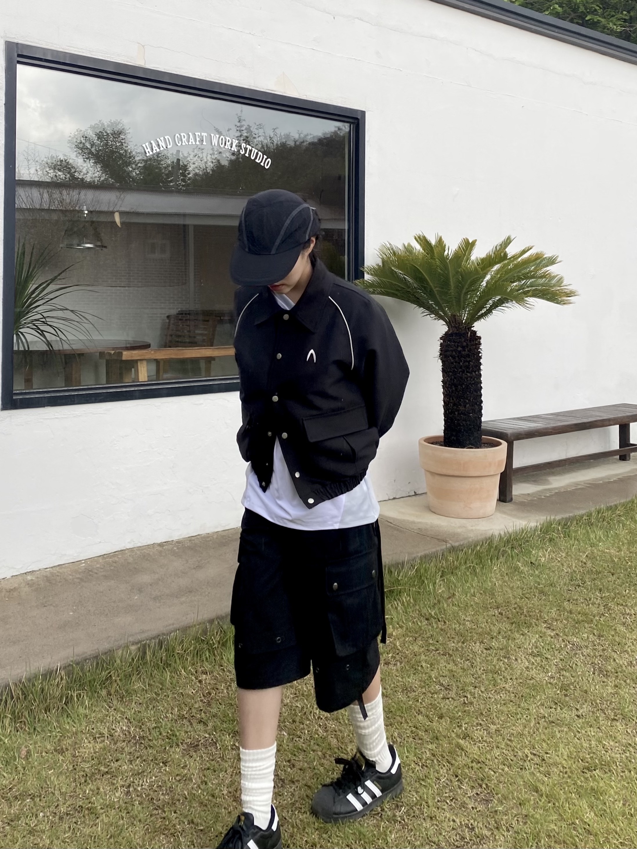아디다스 슈퍼스타 코어 블랙 화이트 착용 스타일 - 2
