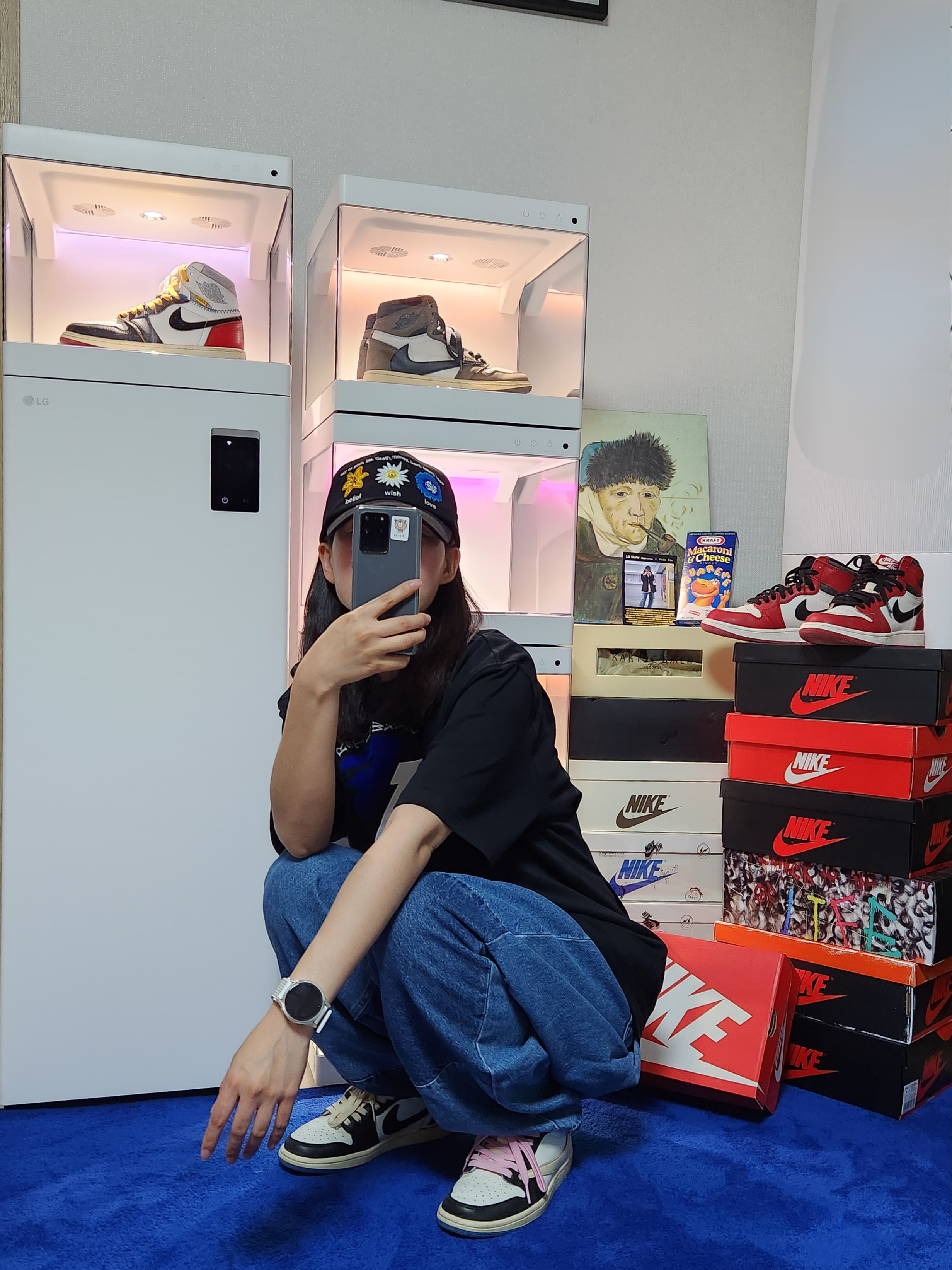 자라 x 아더에러 그래픽 티셔츠 블랙, 자라 x 아더에러 배럴 레그 진 블루 착용 스타일 - 1