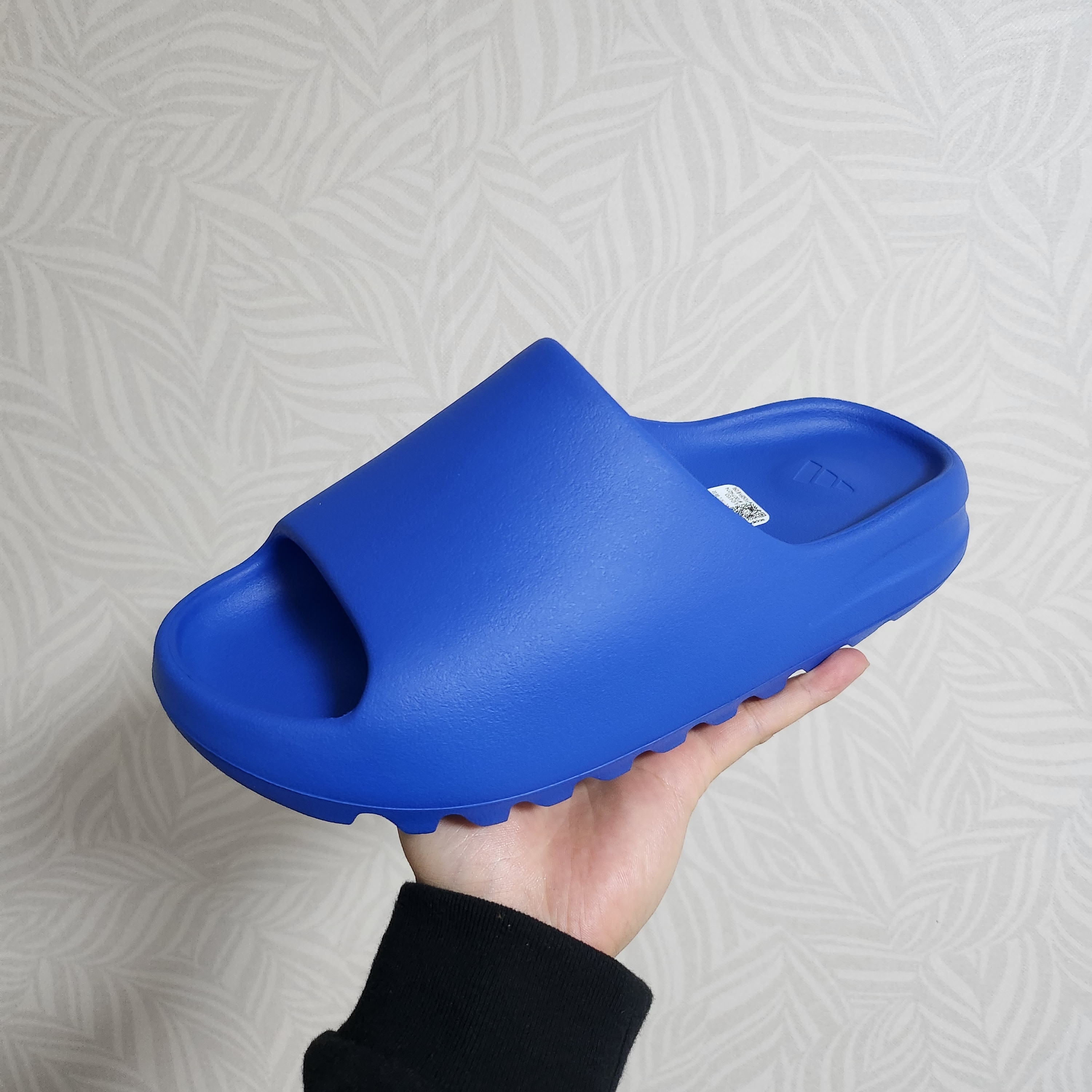 Adidas Yeezy Slide Azure 착용 스타일 - 2