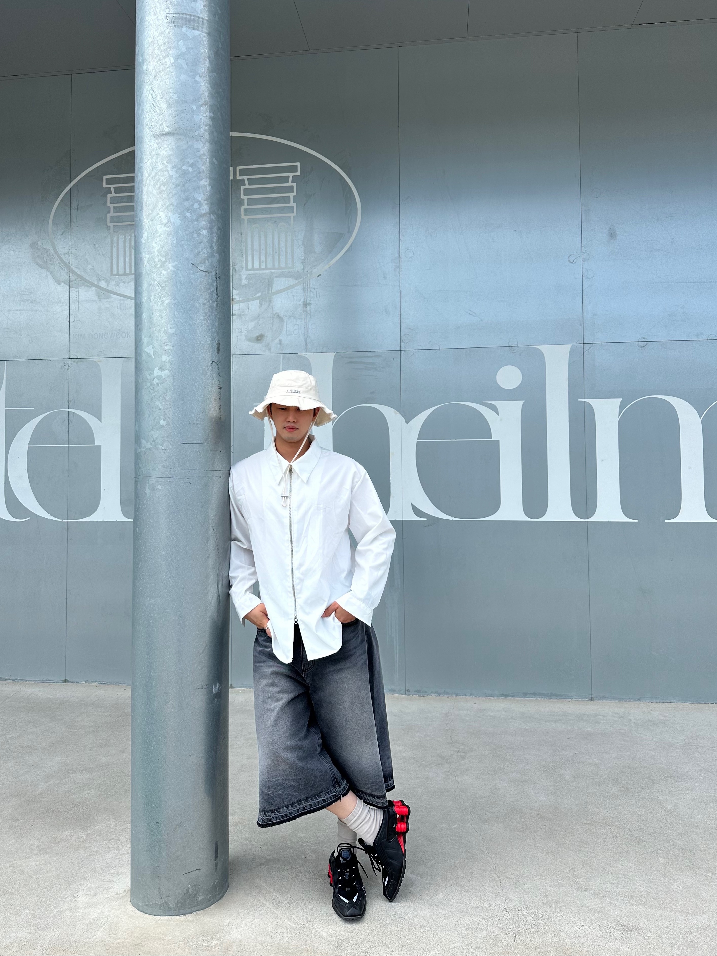 Jacquemus Le Bob Artichaut Bucket Hat Off White, Nike x Martine Rose Shox MR4 Black 착용 스타일 - 2