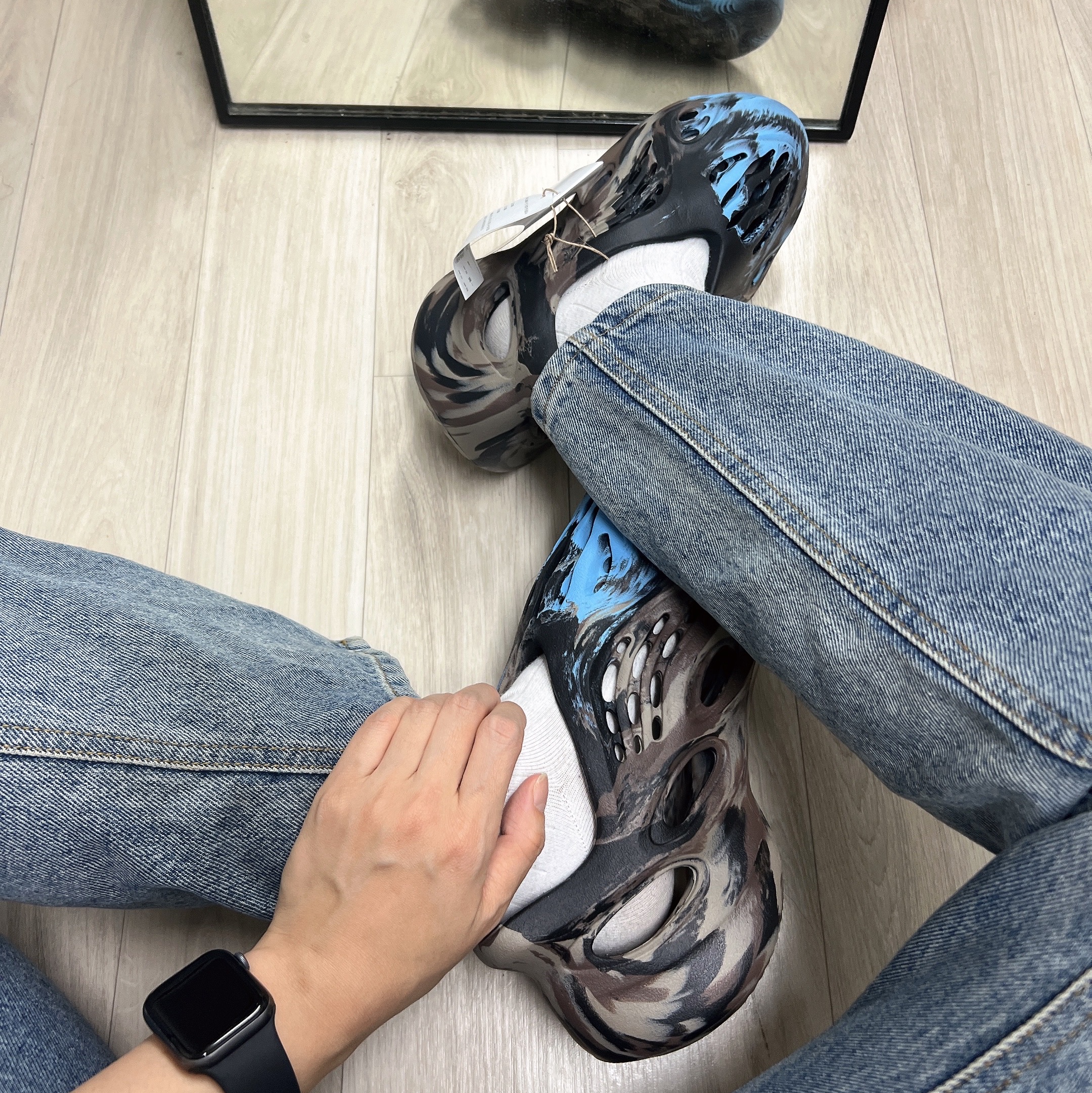 Adidas Yeezy Foam RNNR MX Cinder 착용 스타일 - 3
