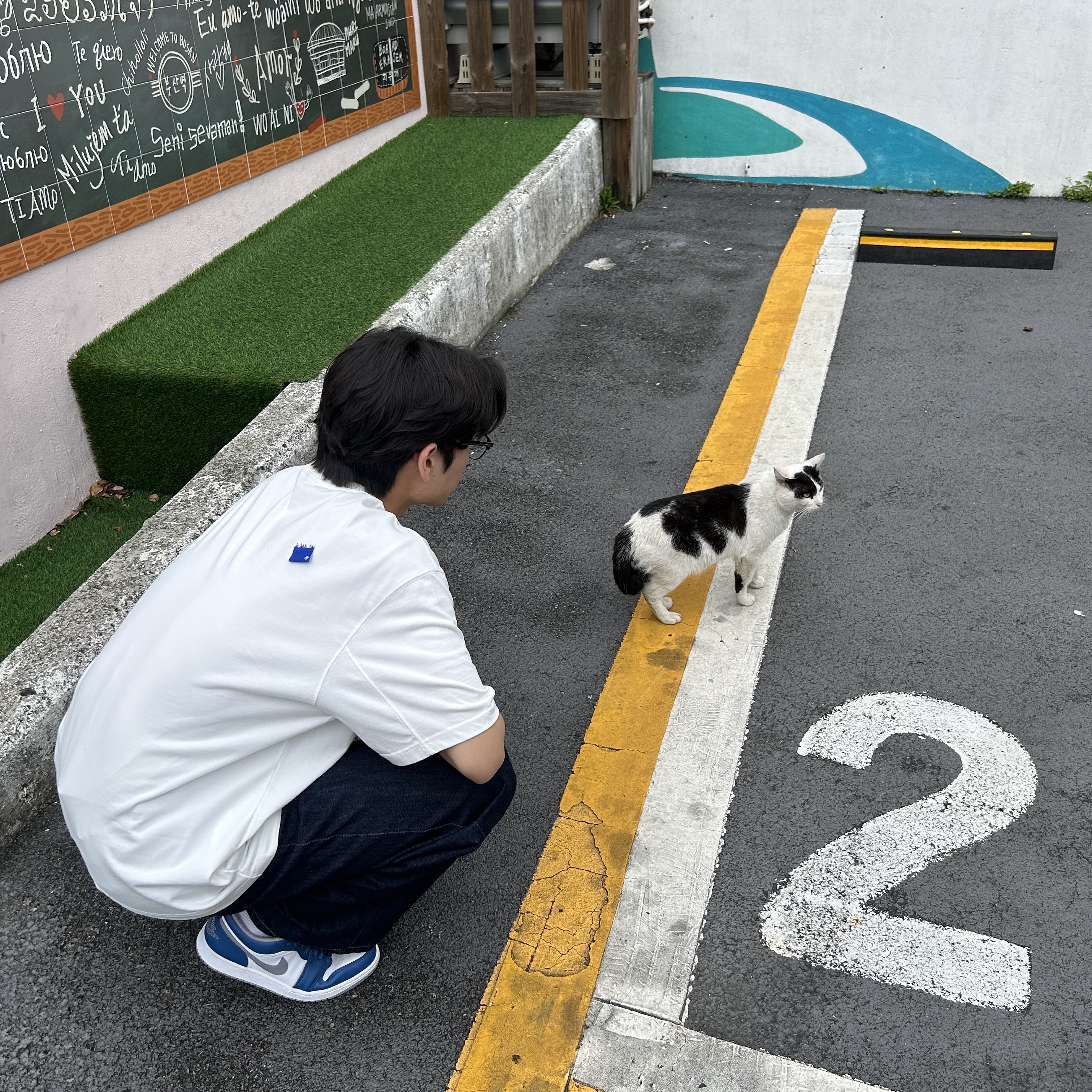 Jordan 1 Low True Blue Cement Grey, Ader Error Sig; TRS/BL Tag T-Shirt 01 Off White 착용 스타일 - 1