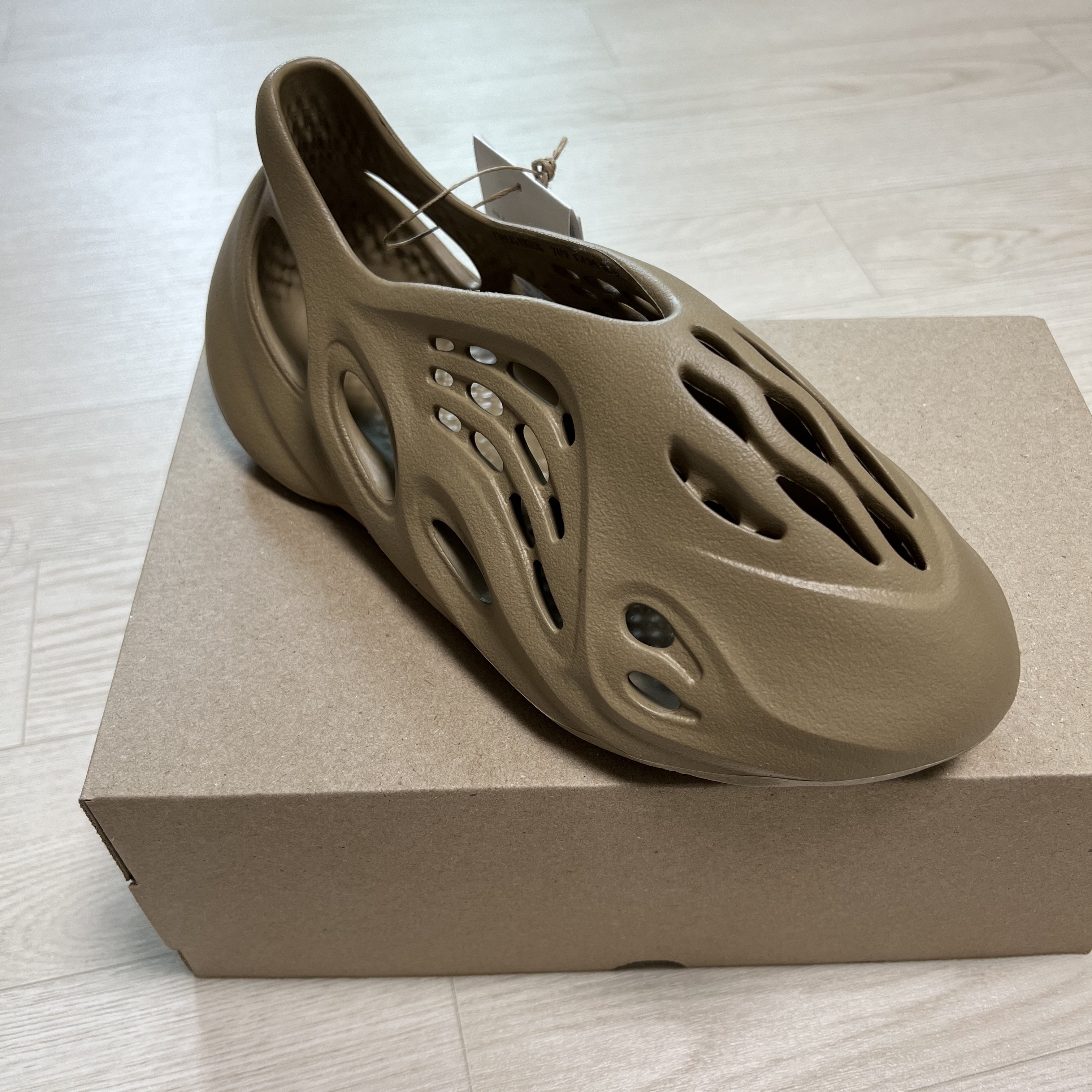 Adidas Yeezy Foam RNNR Clay Taupe 착용 스타일 - 1