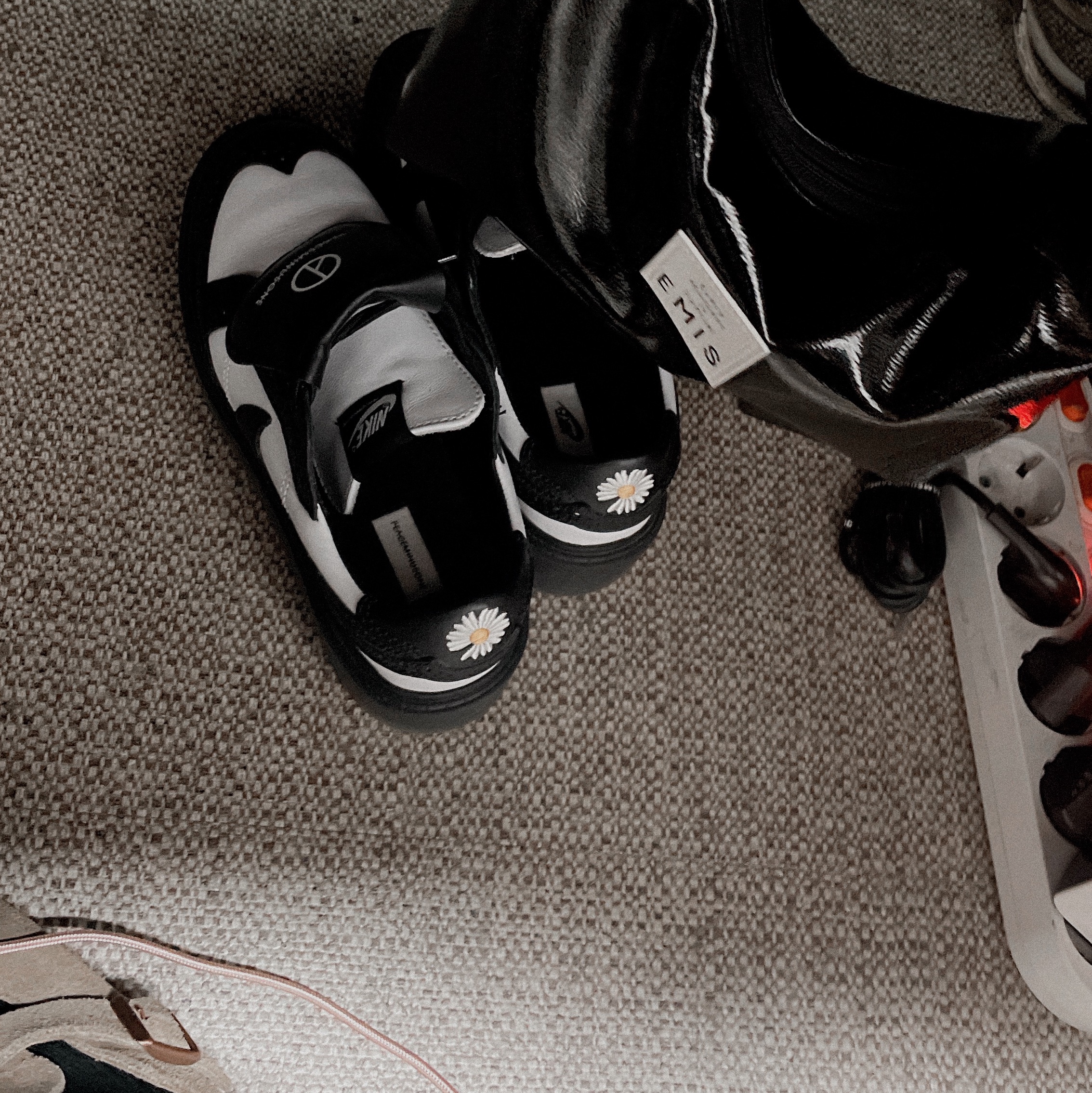 Birkenstock Boston Soft Footbed Taupe - Regular, Nike x Peaceminusone Kwondo1 Black and White 착용 스타일