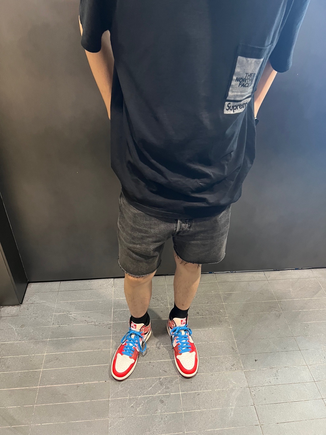 Supreme x The North Face Printed Pocket T-Shirt Black - 23SS, Jordan 1 Retro High Spider-Man Next Chapter 착용 스타일 - 2