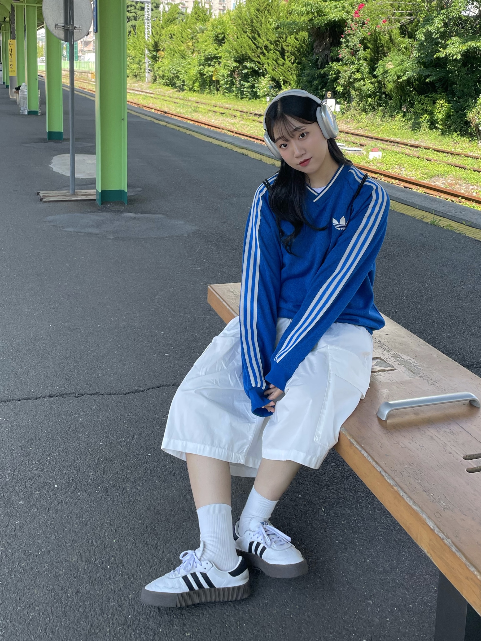 Apple AirPods Max Lightning Silver (Korean Ver.), (W) Adidas Sambarose White Black Gum 착용 스타일 - 1