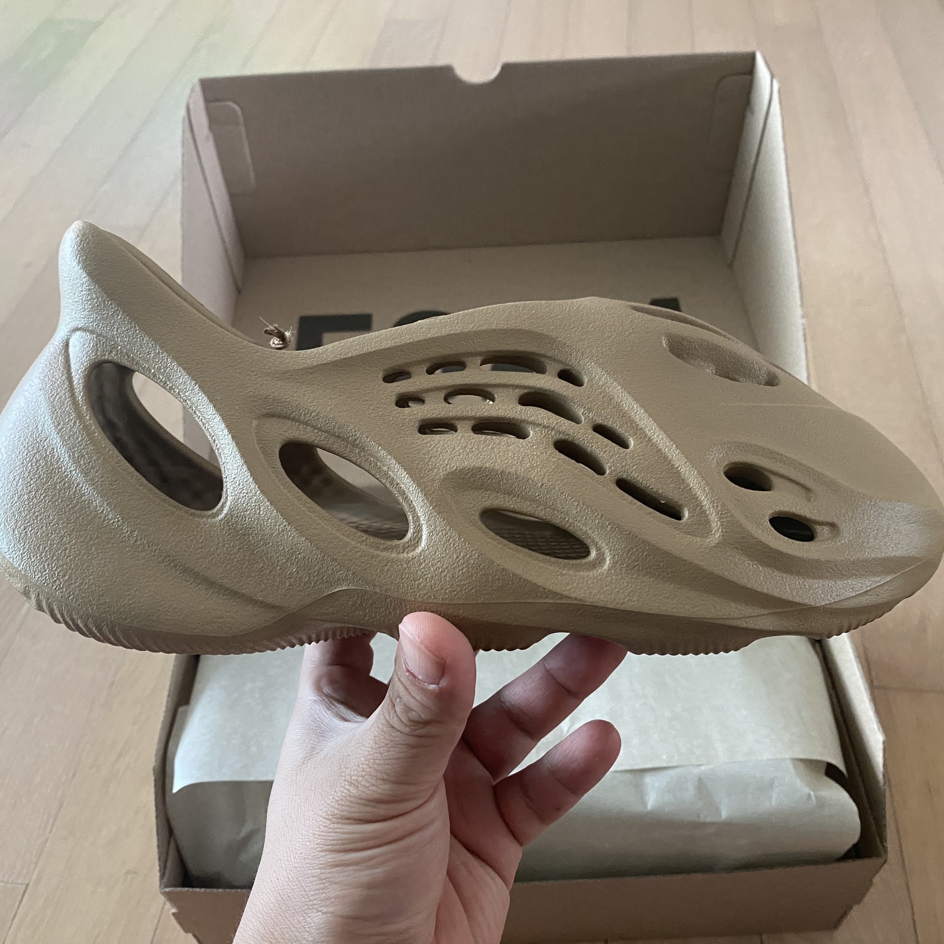 Adidas Yeezy Foam RNNR Clay Taupe 착용 스타일 - 1