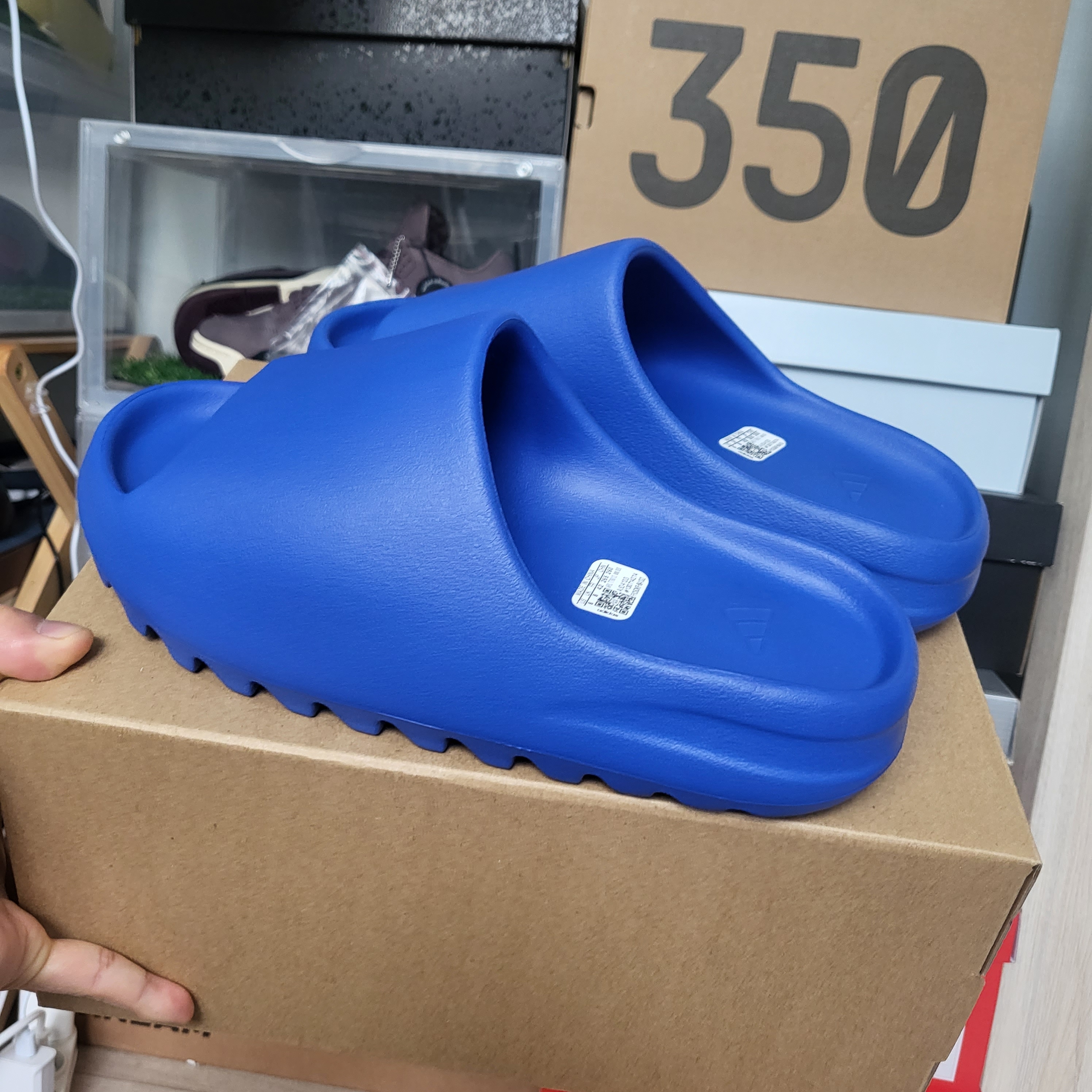 Adidas Yeezy Slide Azure 착용 스타일 - 1