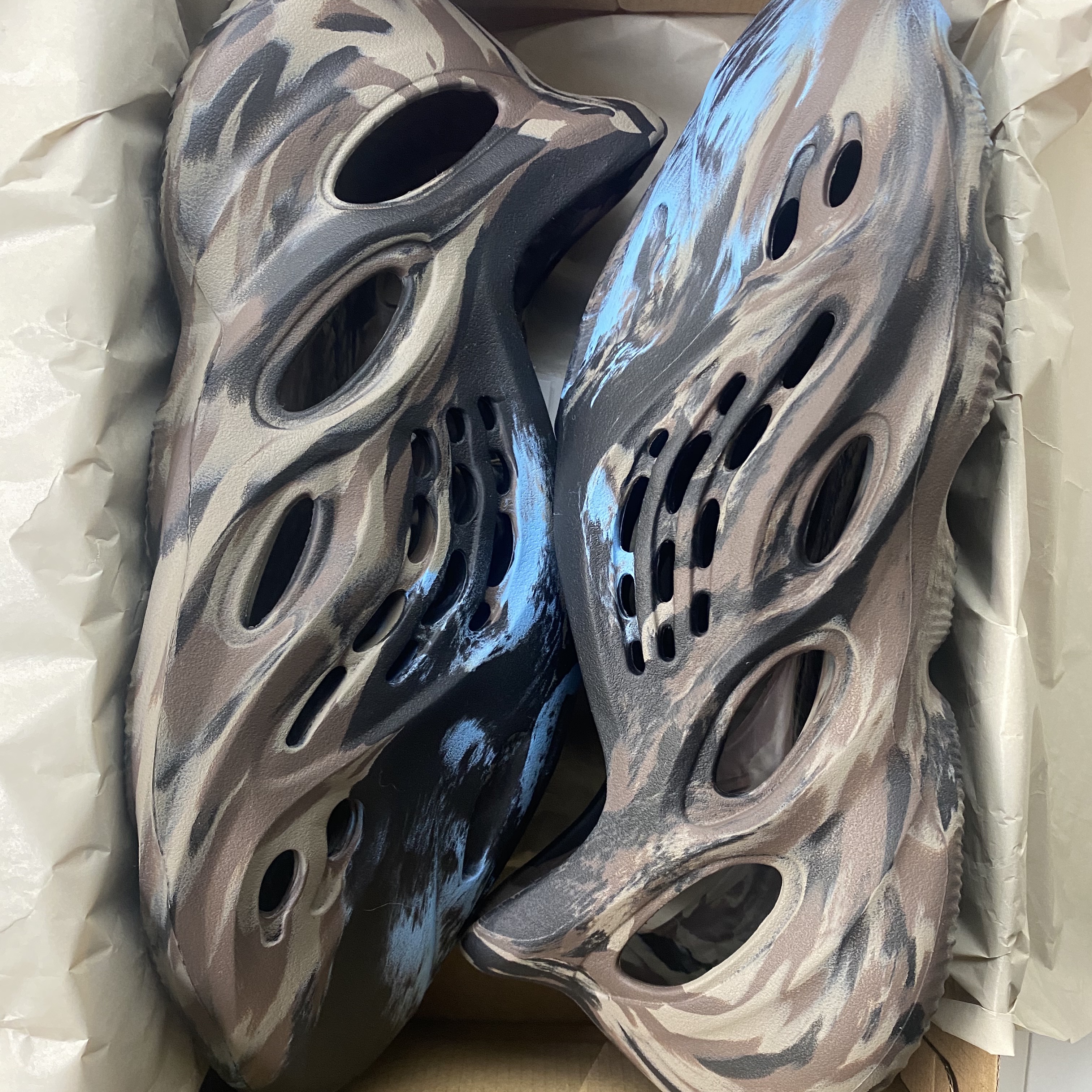 Adidas Yeezy Foam RNNR MX Cinder 착용 스타일 - 1