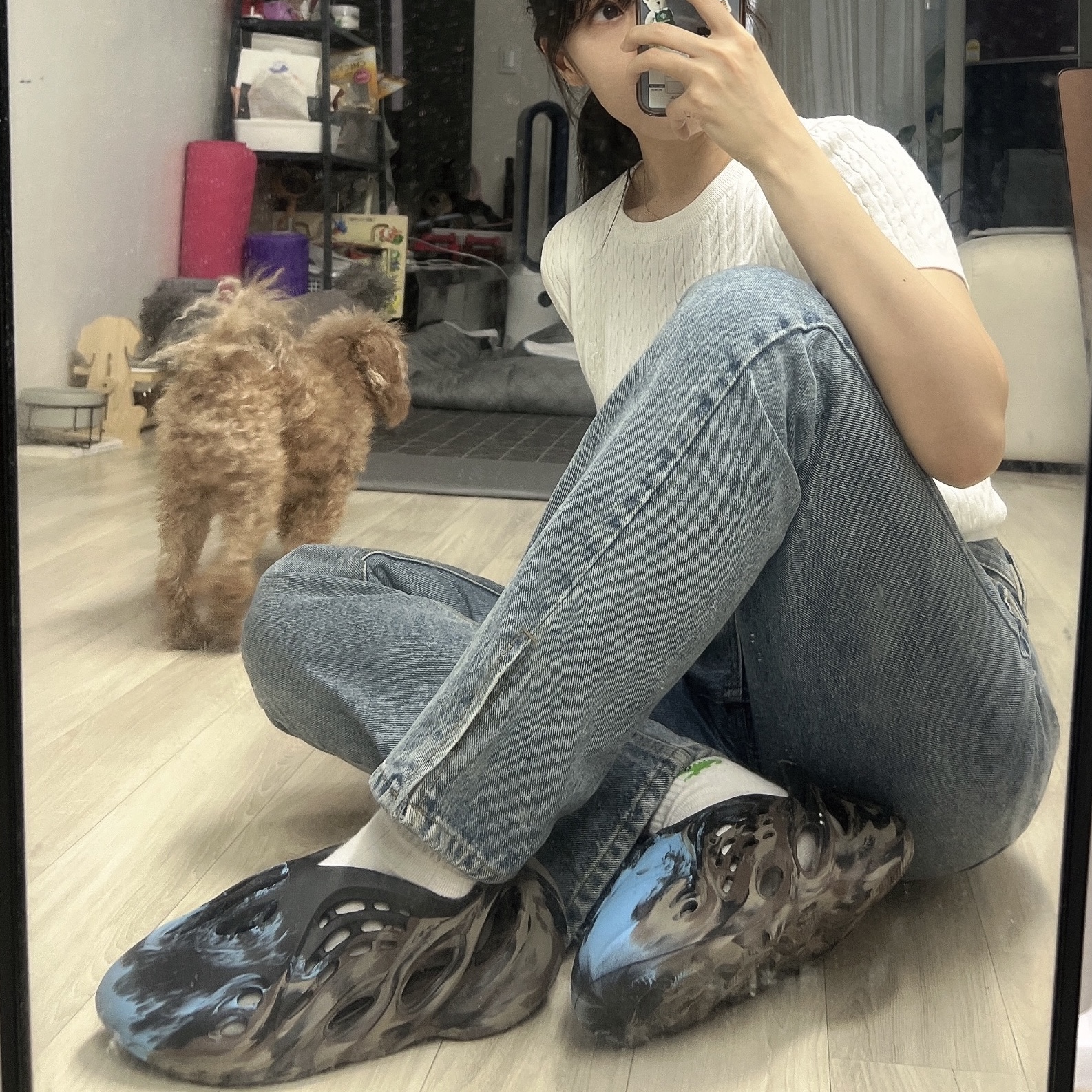 Adidas Yeezy Foam RNNR MX Cinder 착용 스타일 - 2