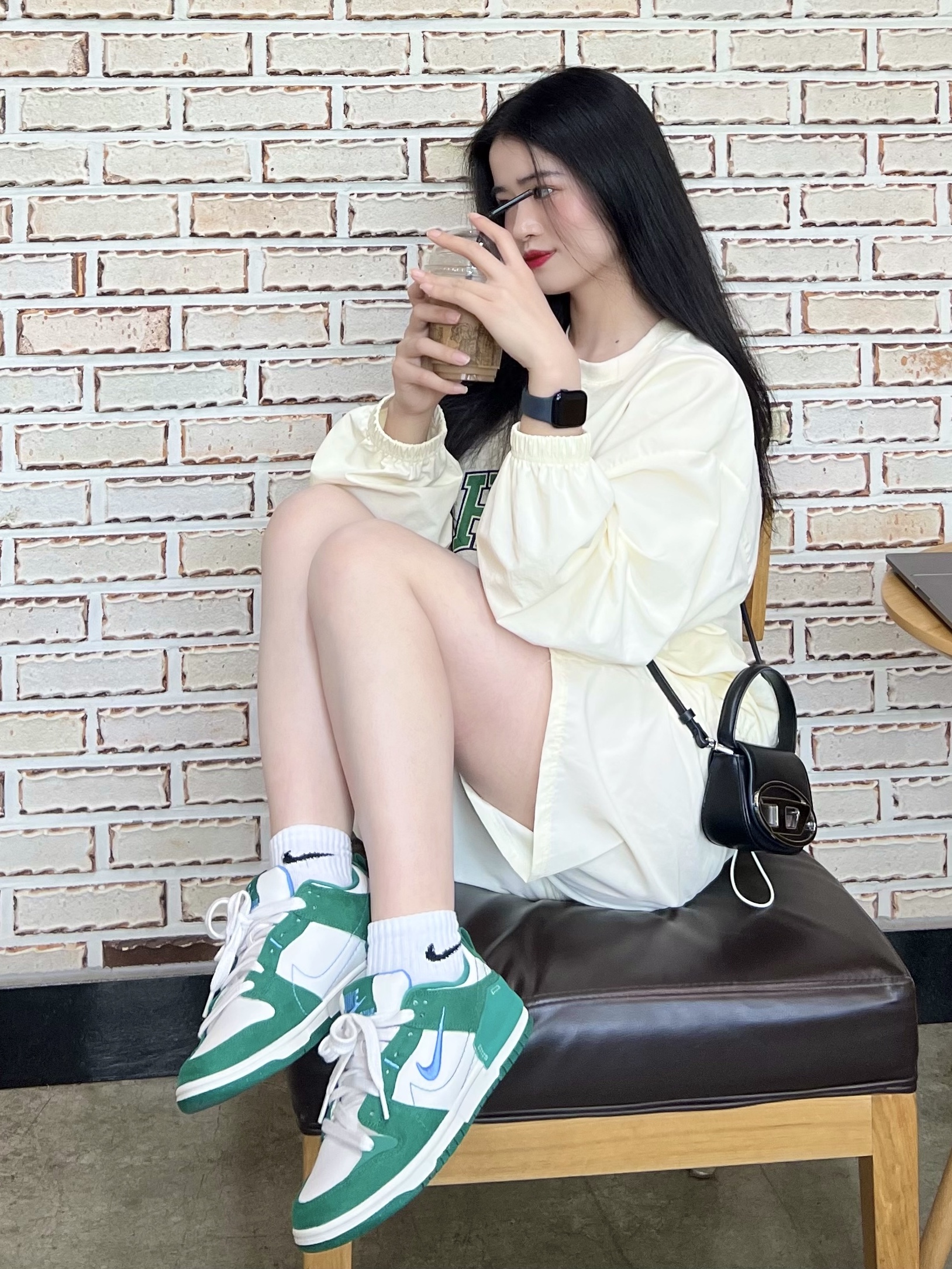 (W) 나이키 덩크 로우 디스럽트 2 팬텀 유니버시티 블루 착용 스타일 - 1