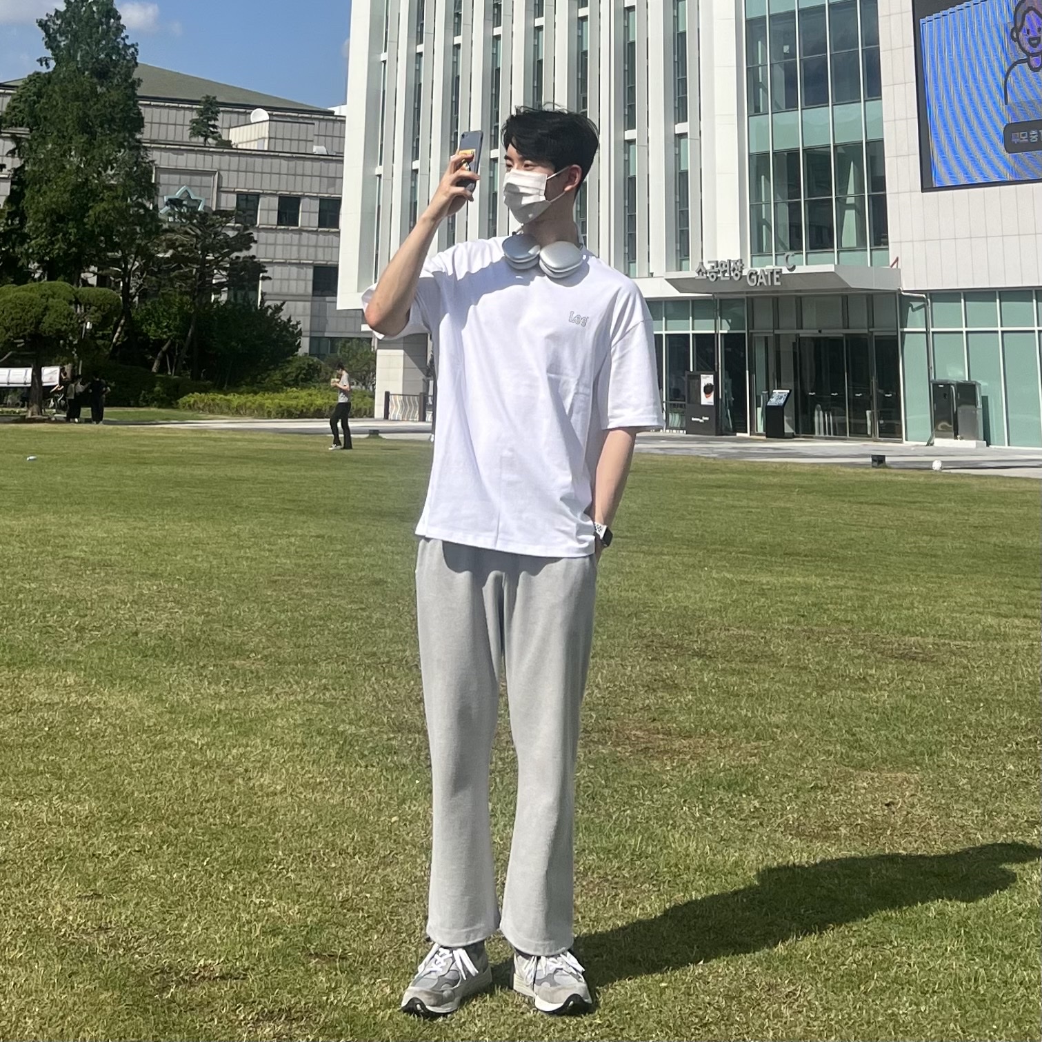 Apple AirPods Max Lightning Silver (Korean Ver.), New Balance 992 Made in USA Grey - D Standard 착용 스타일 - 3