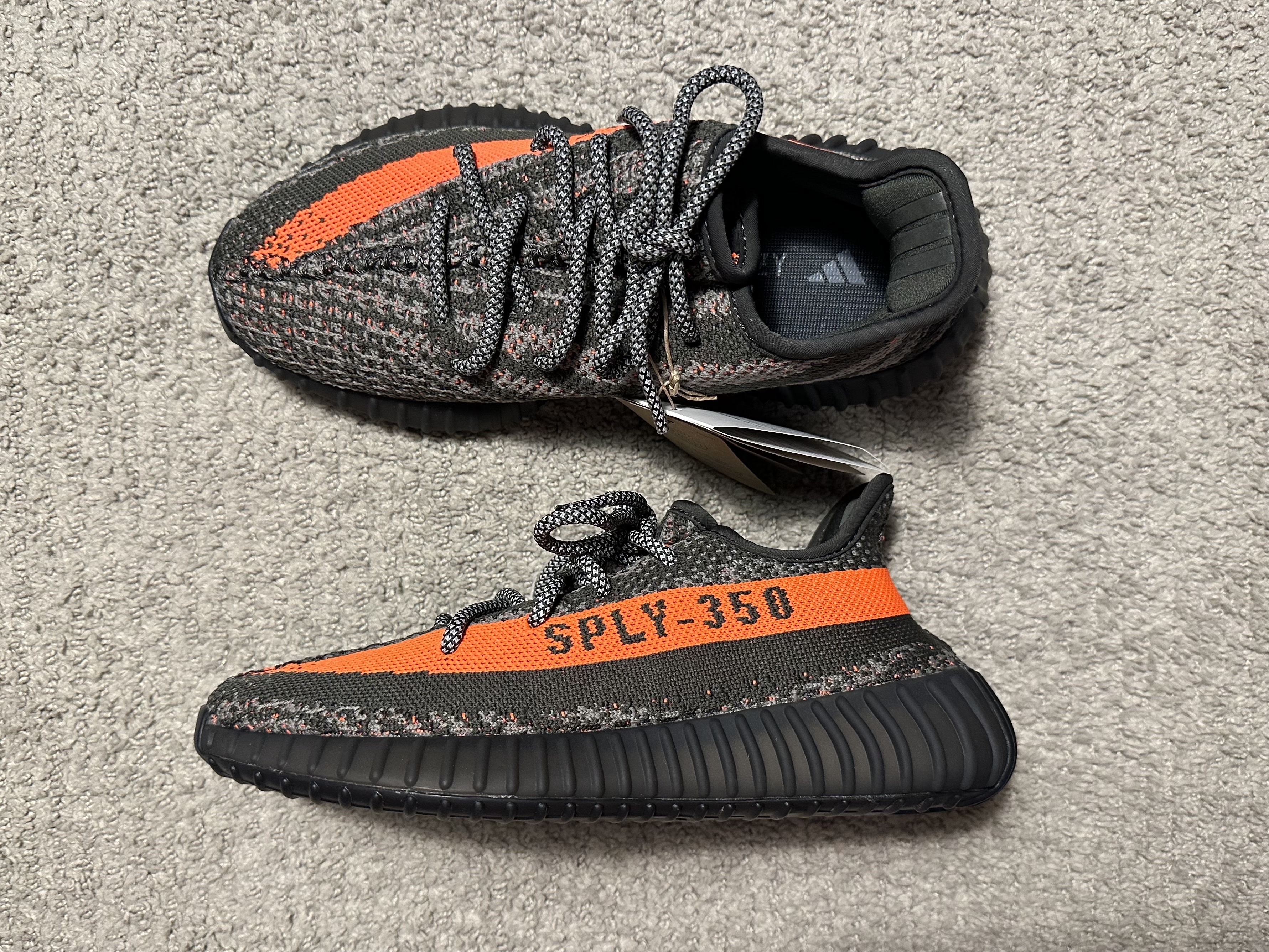 Adidas Yeezy Boost 350 V2 Carbon Beluga 착용 스타일 - 1