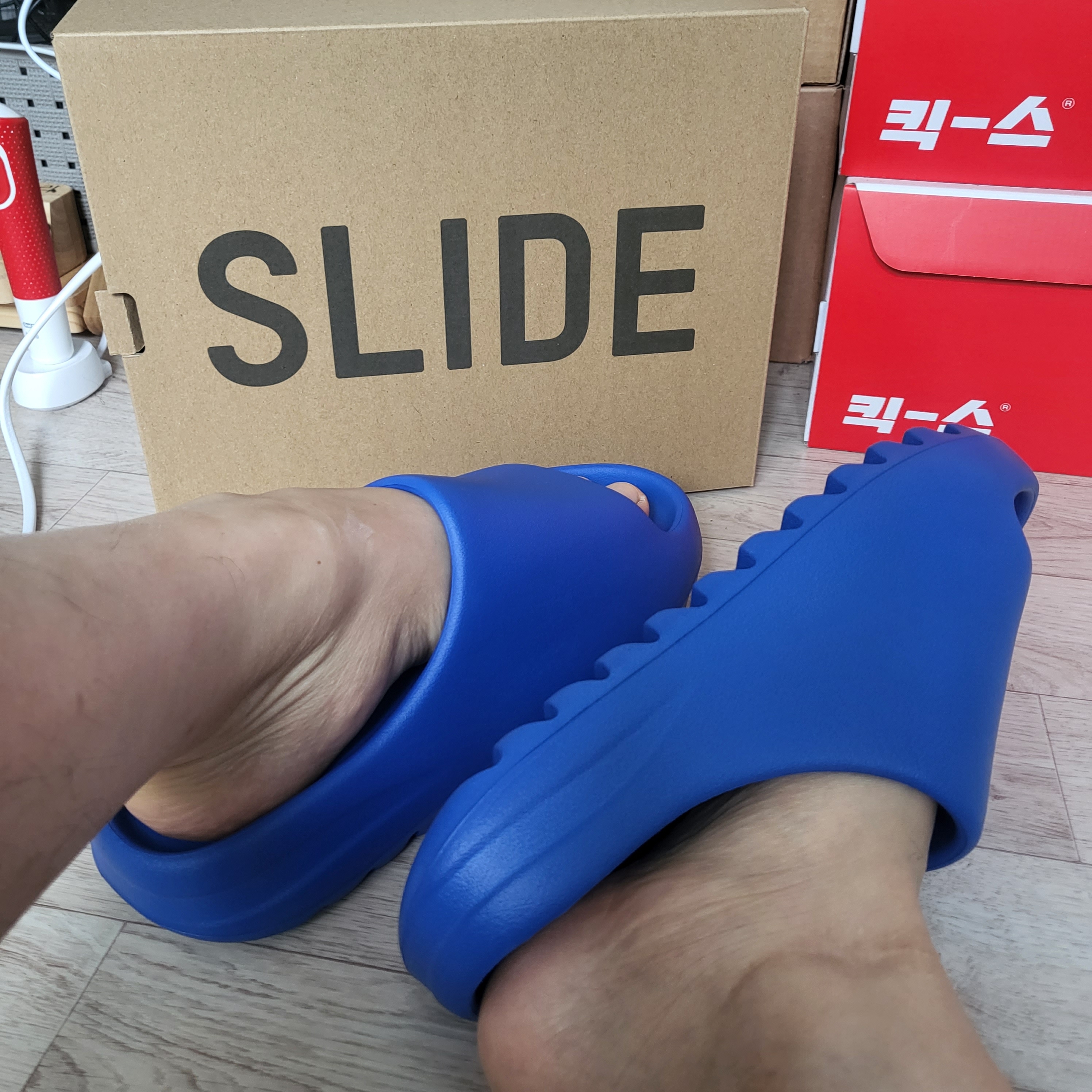 Adidas Yeezy Slide Azure 착용 스타일 - 2
